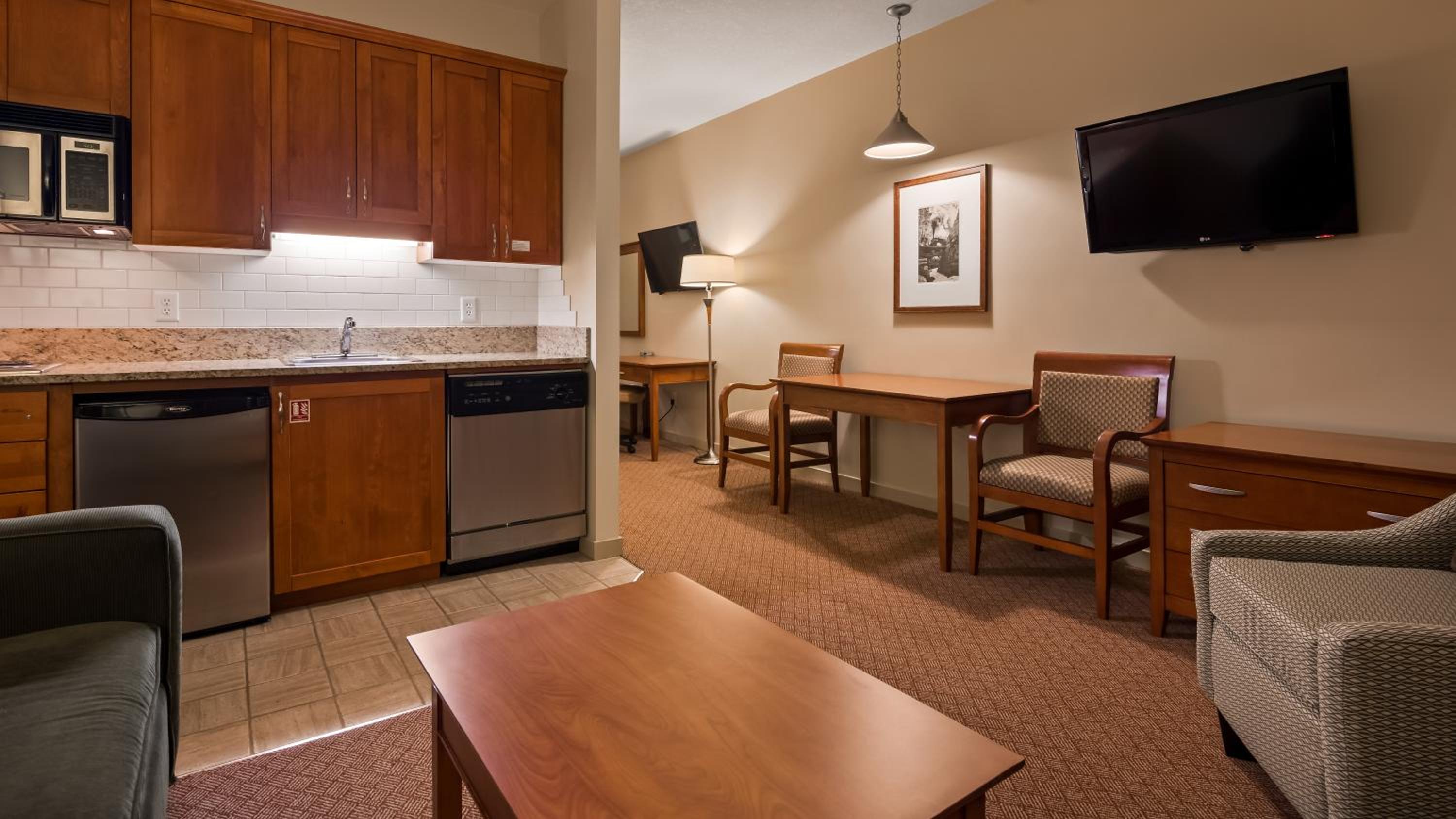 Queen Suite with Sofa Bed - Non-Smoking - Photo 9