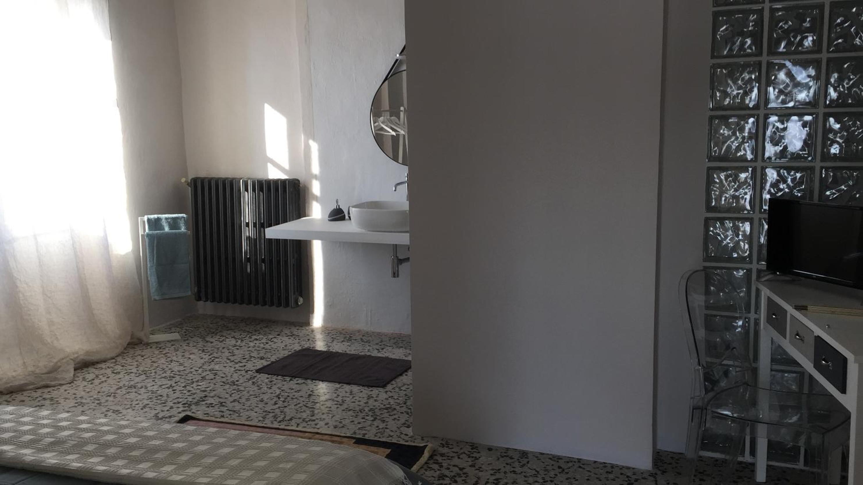 Deluxe Double Room with Shower photo 3