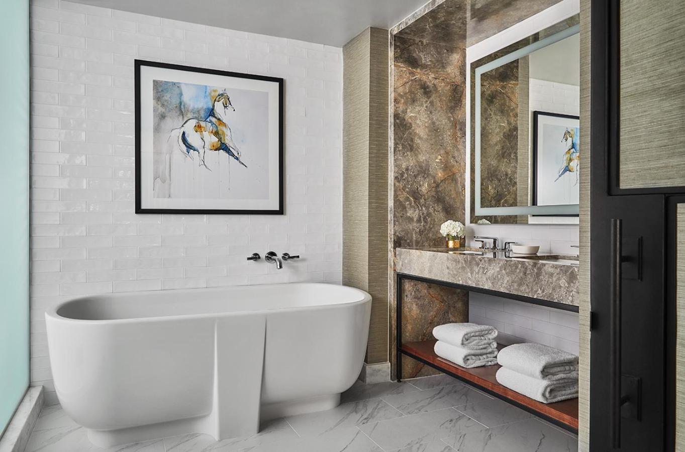 One-Bedroom King Suite with City View photo 2