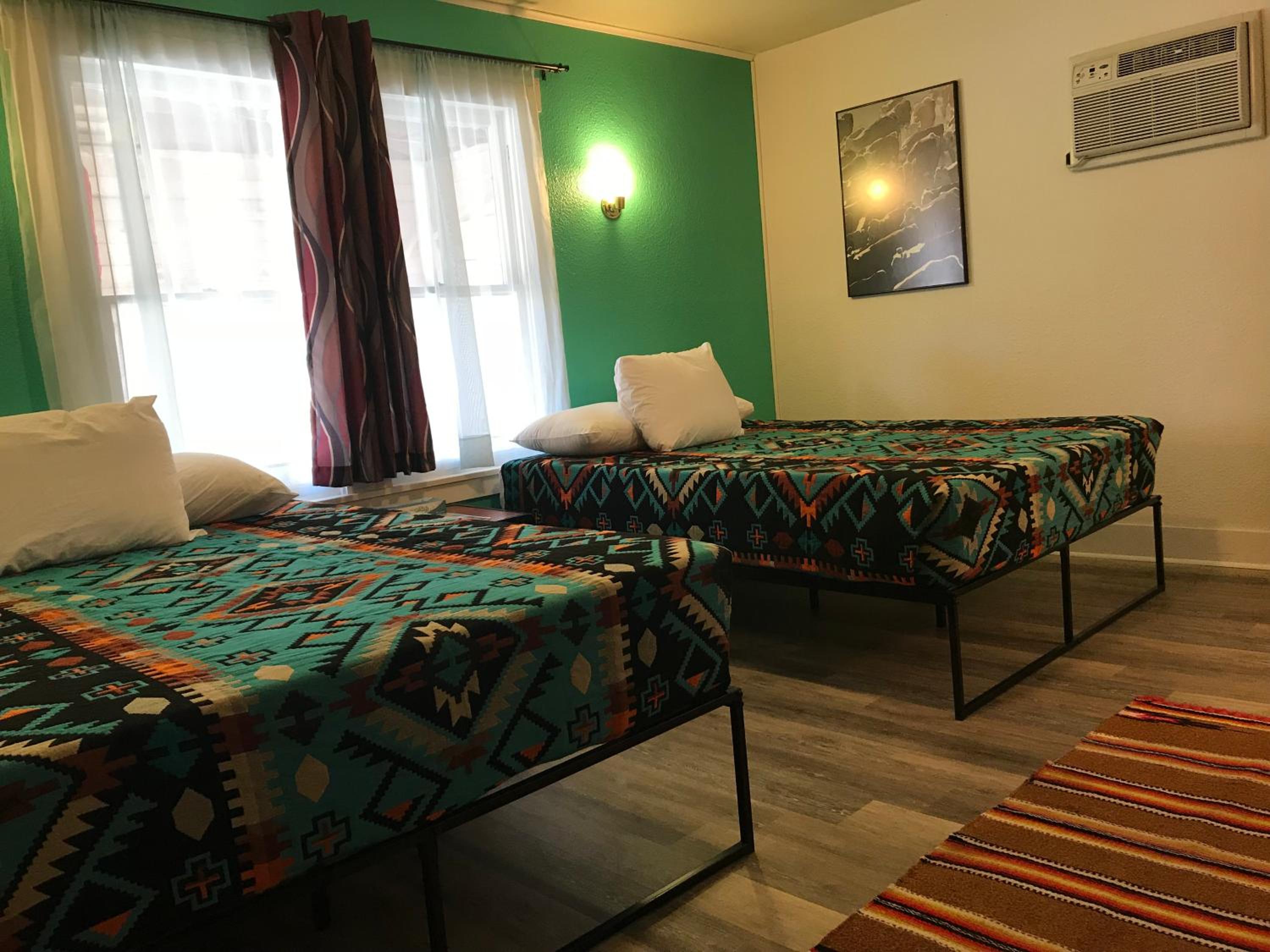 Queen Room with Two Queen Beds - Photo 2