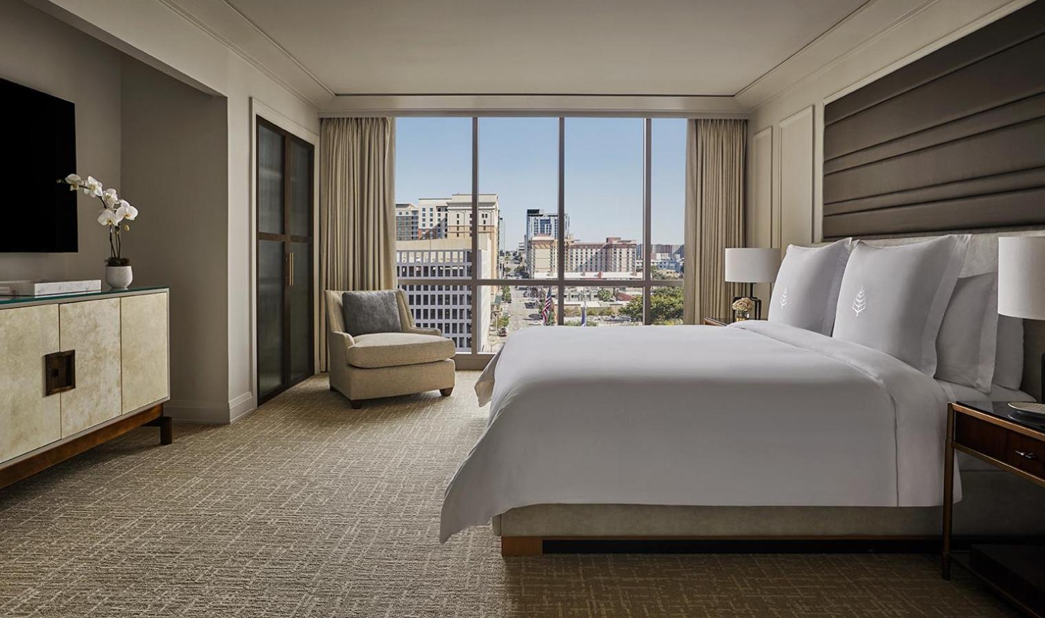 One-Bedroom King Suite with City View photo 3