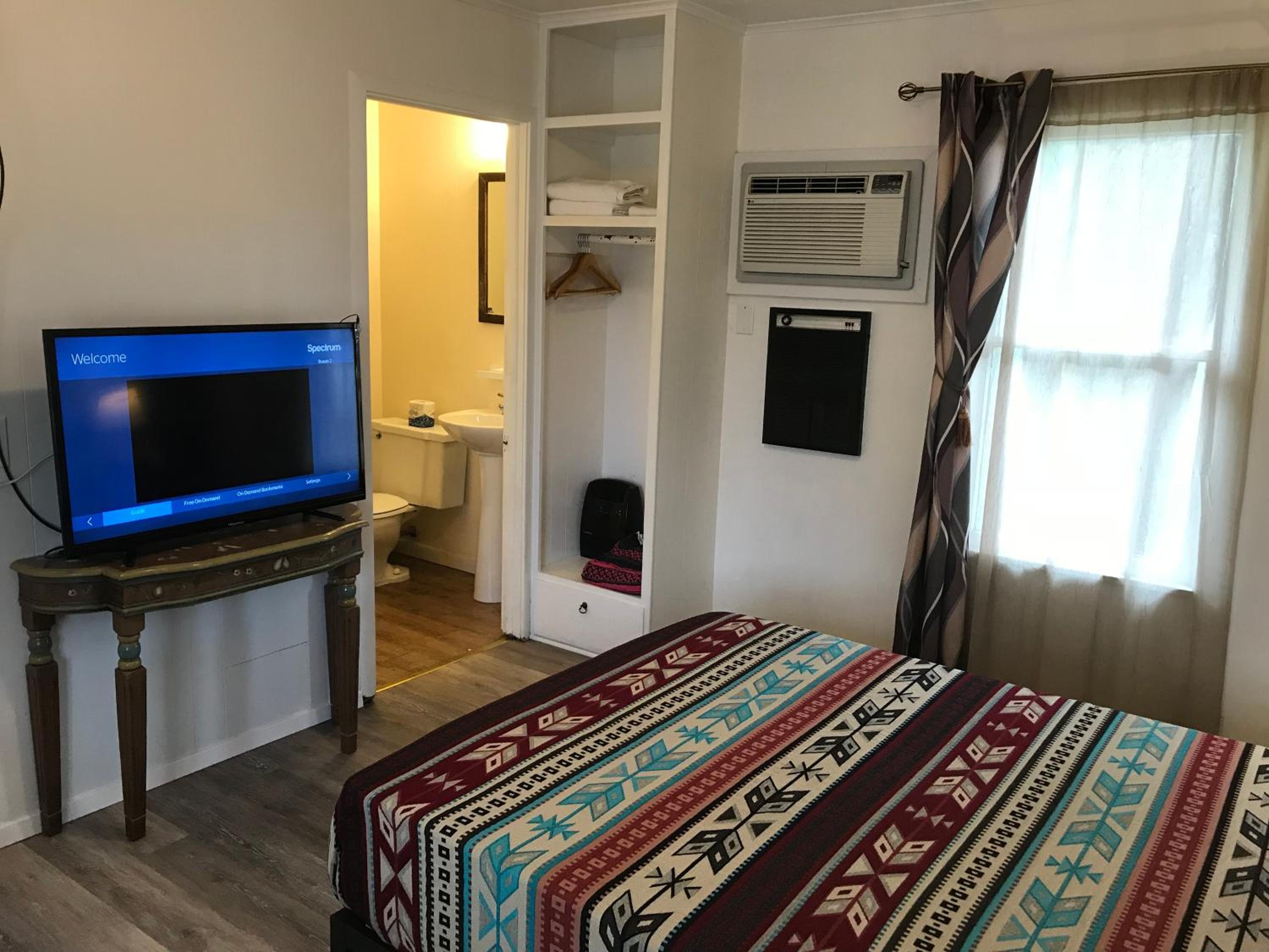 Queen Room with Kitchenette - Photo 6