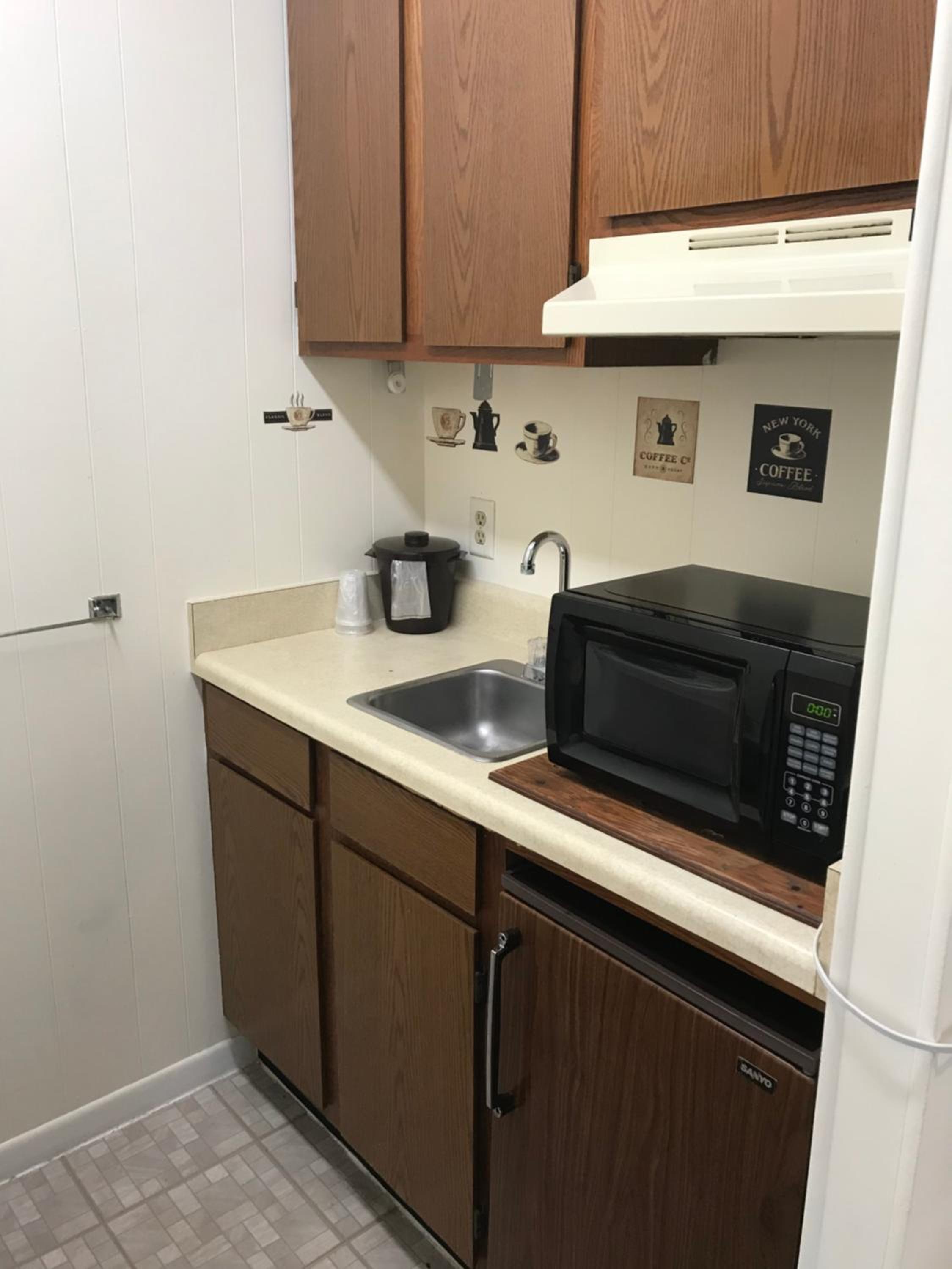 Queen Room with Kitchenette - Photo 9