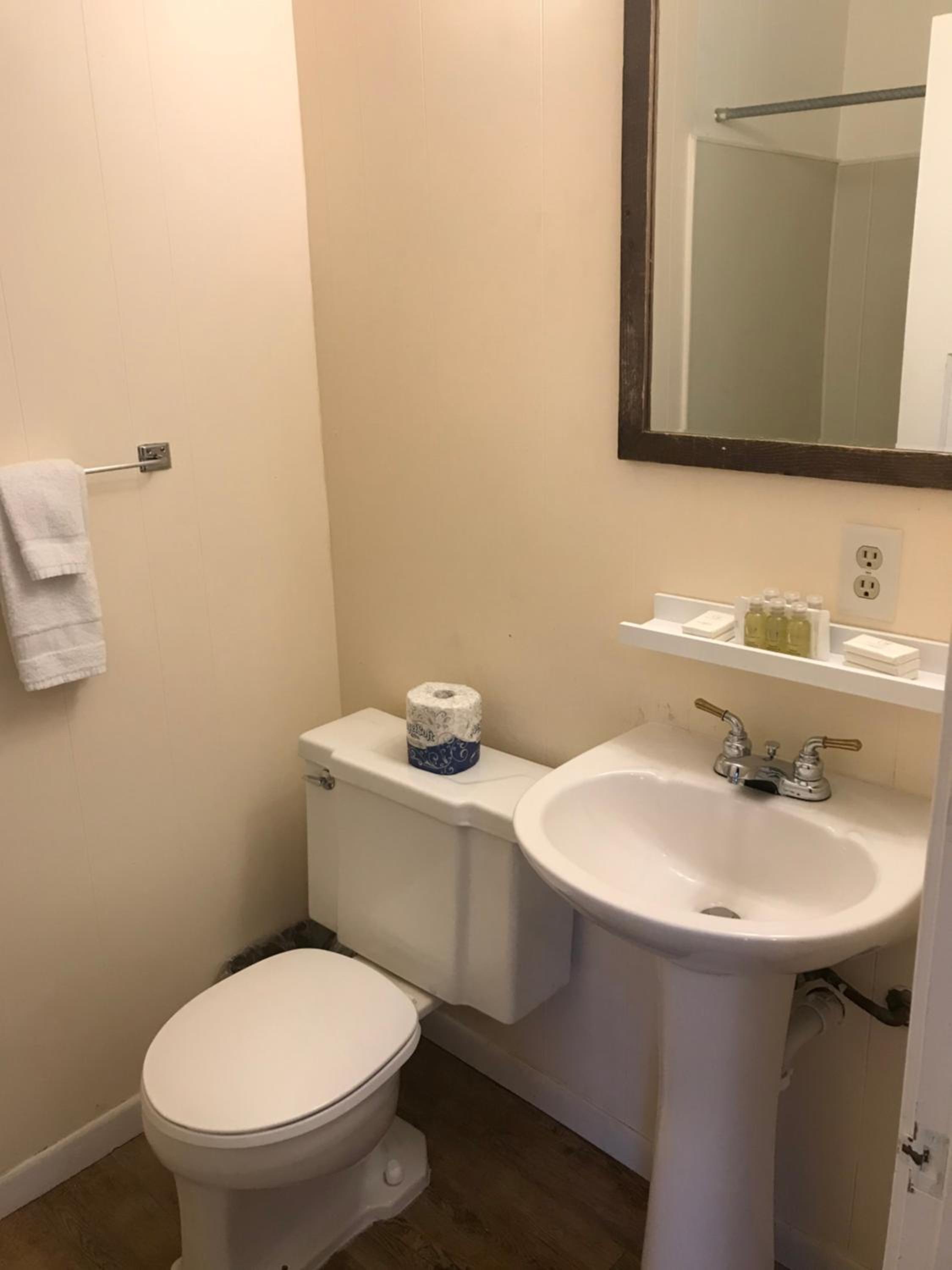 Queen Room with Kitchenette - Photo 8