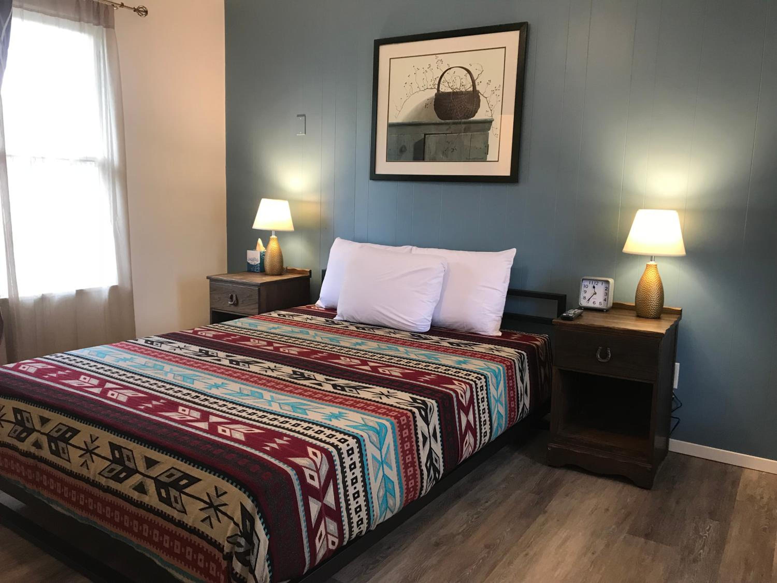 Queen Room with Kitchenette - Photo 7