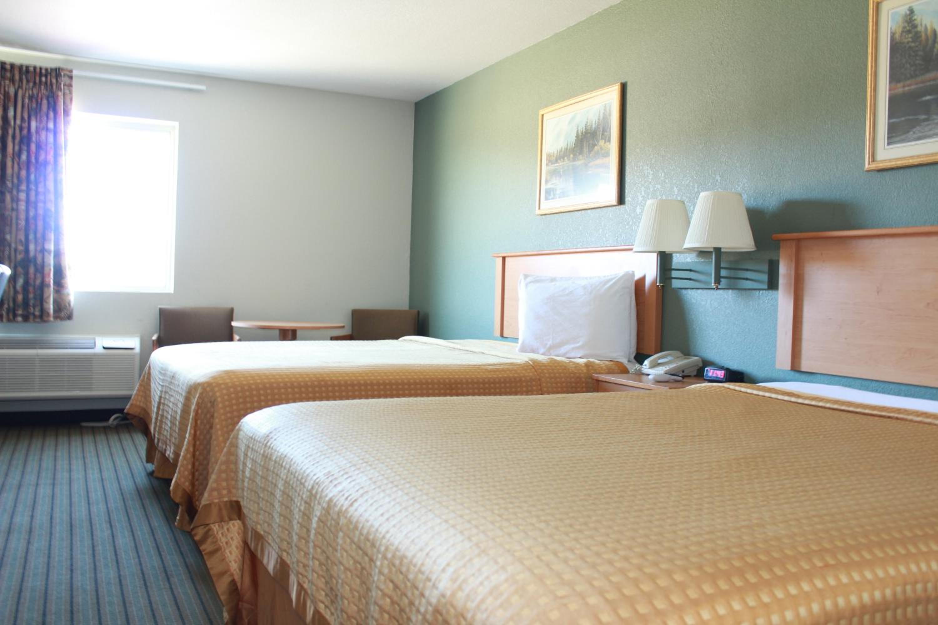 Queen Room with Two Queen Beds - Non-Smoking photo 2