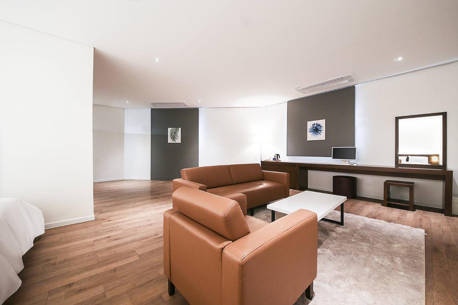 Superior Family Room photo 3
