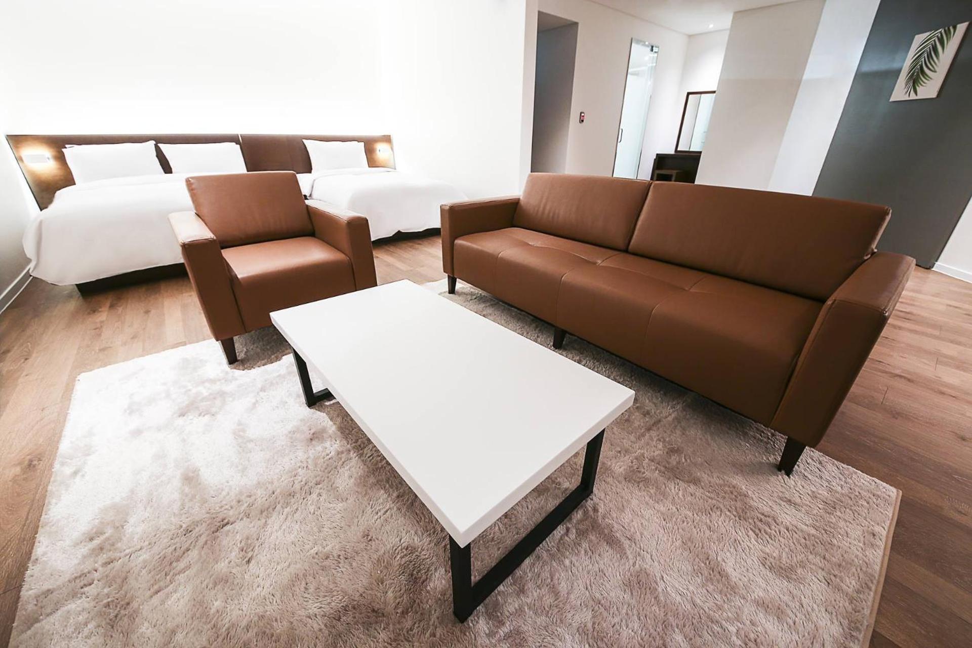 Superior Family Room photo 2