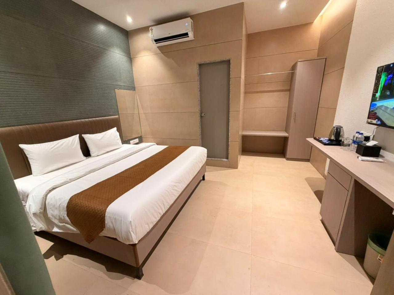 Standard Queen Room