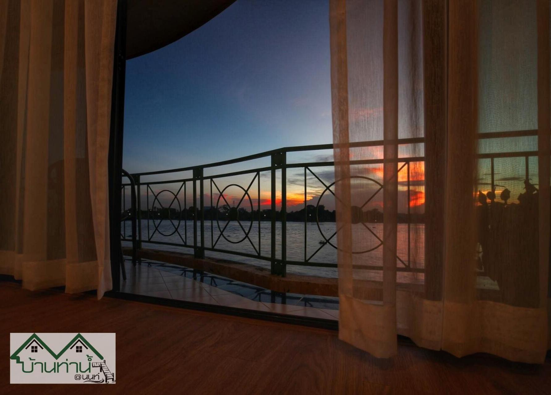 King Suite with Balcony photo 2