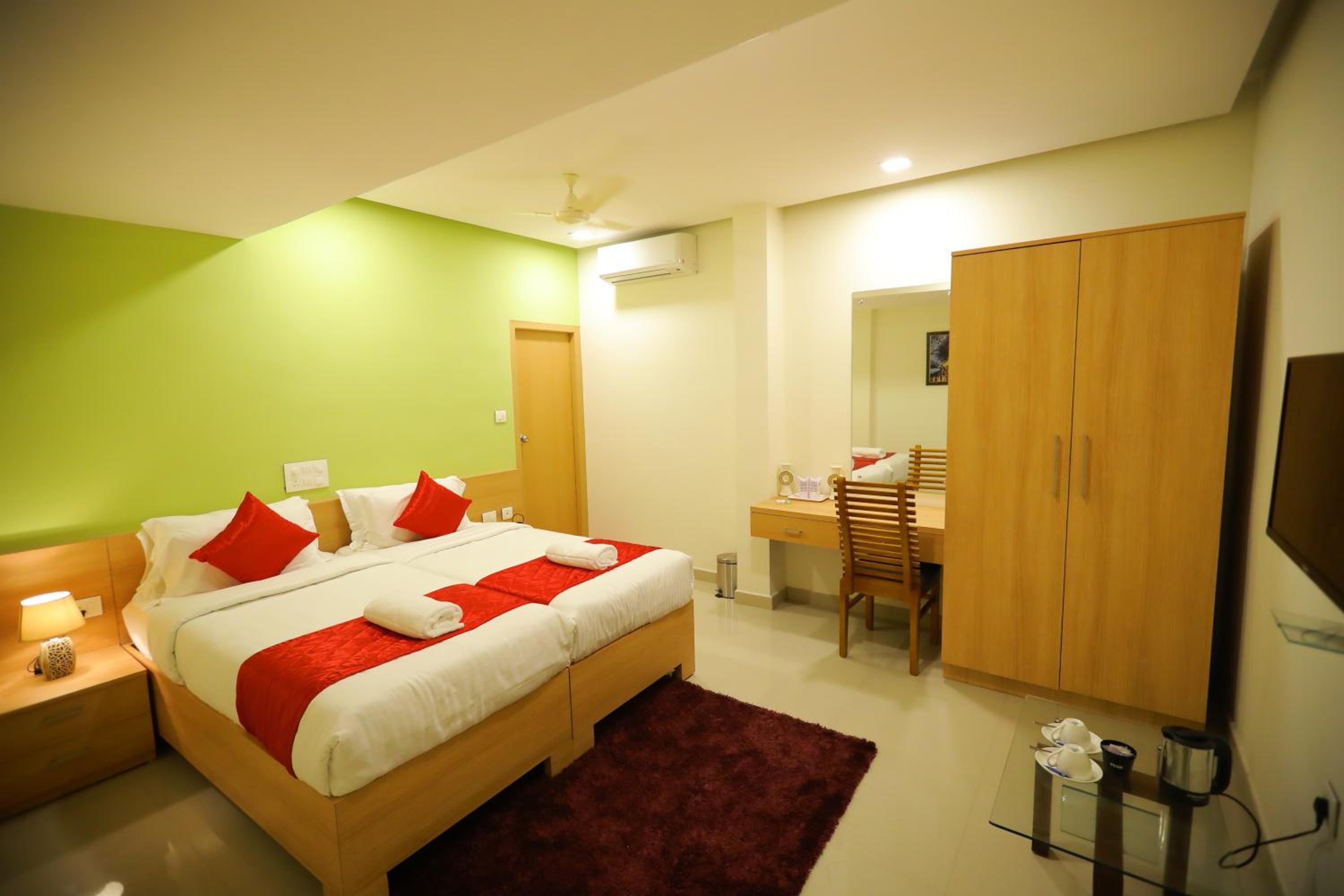 Deluxe Room - Photo 11