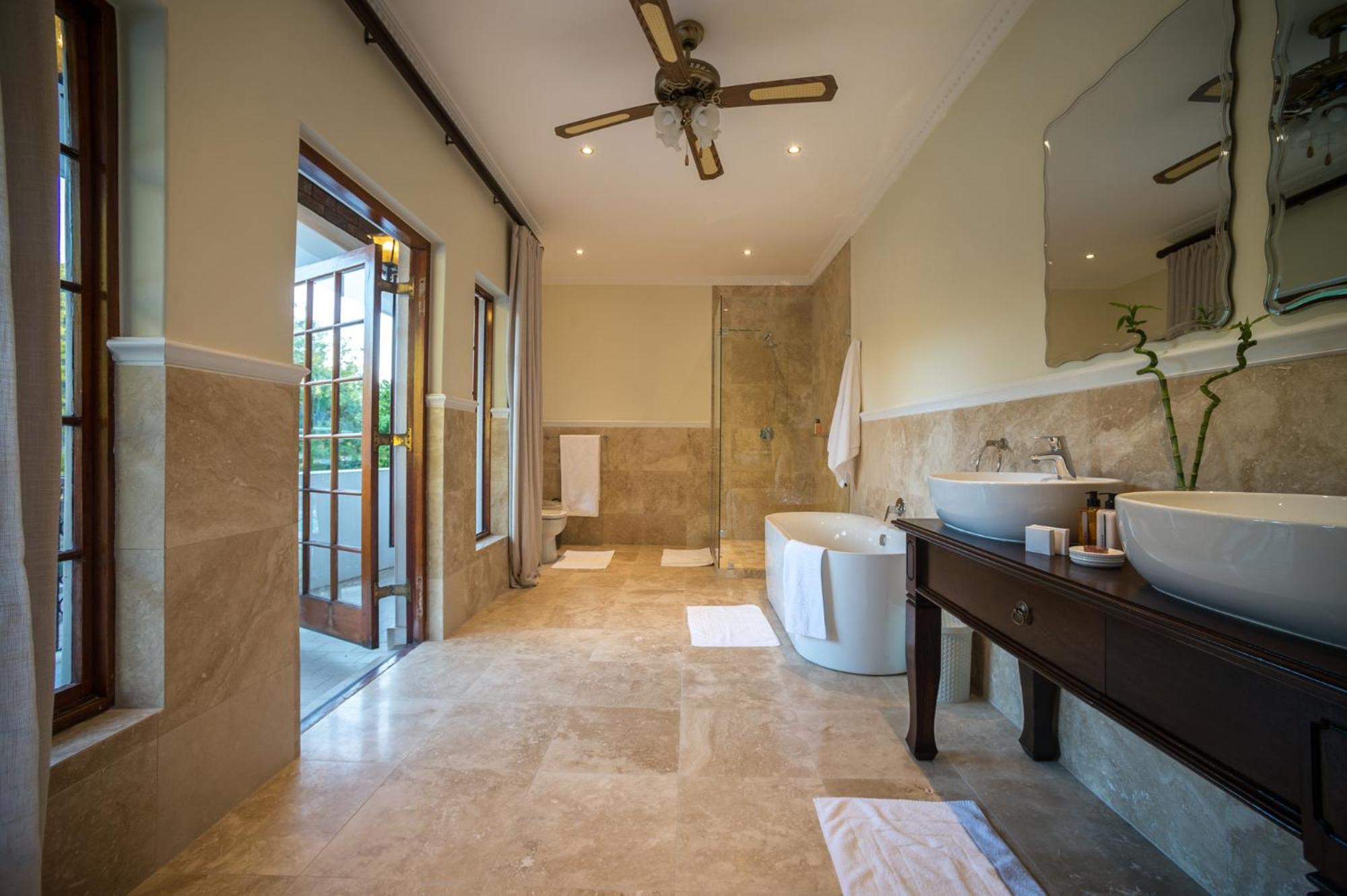 King Suite with Balcony photo 3