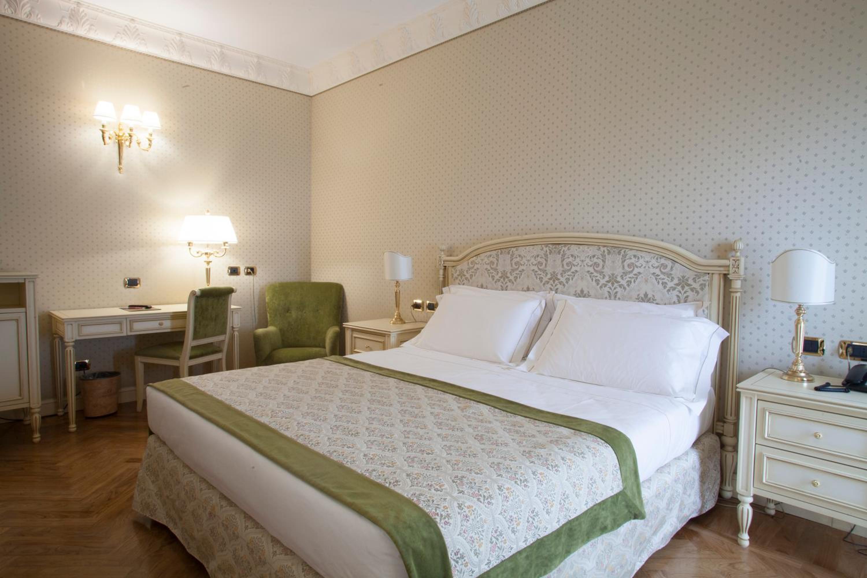 Deluxe King Room photo 2