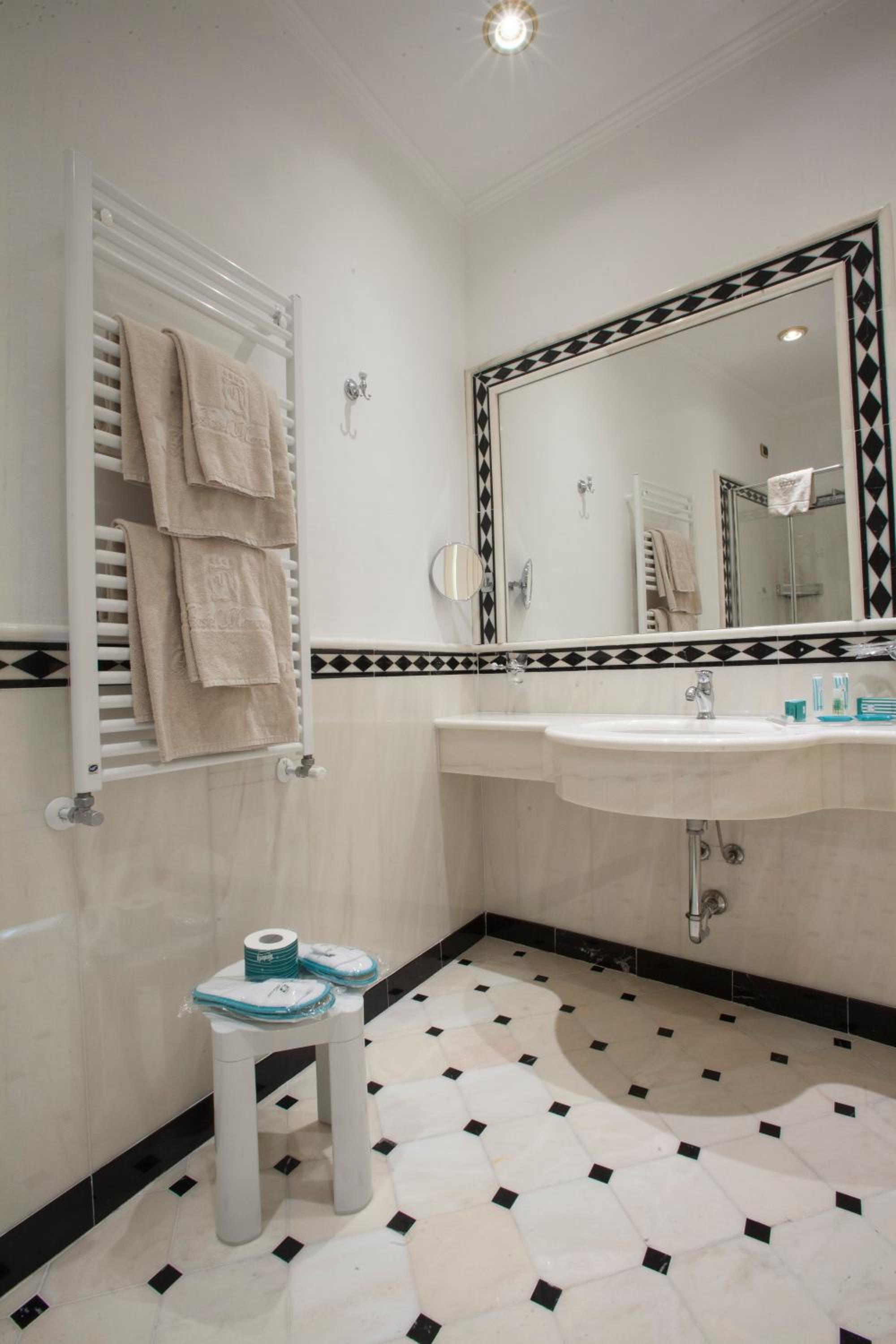 Deluxe Double or Twin Room photo 3