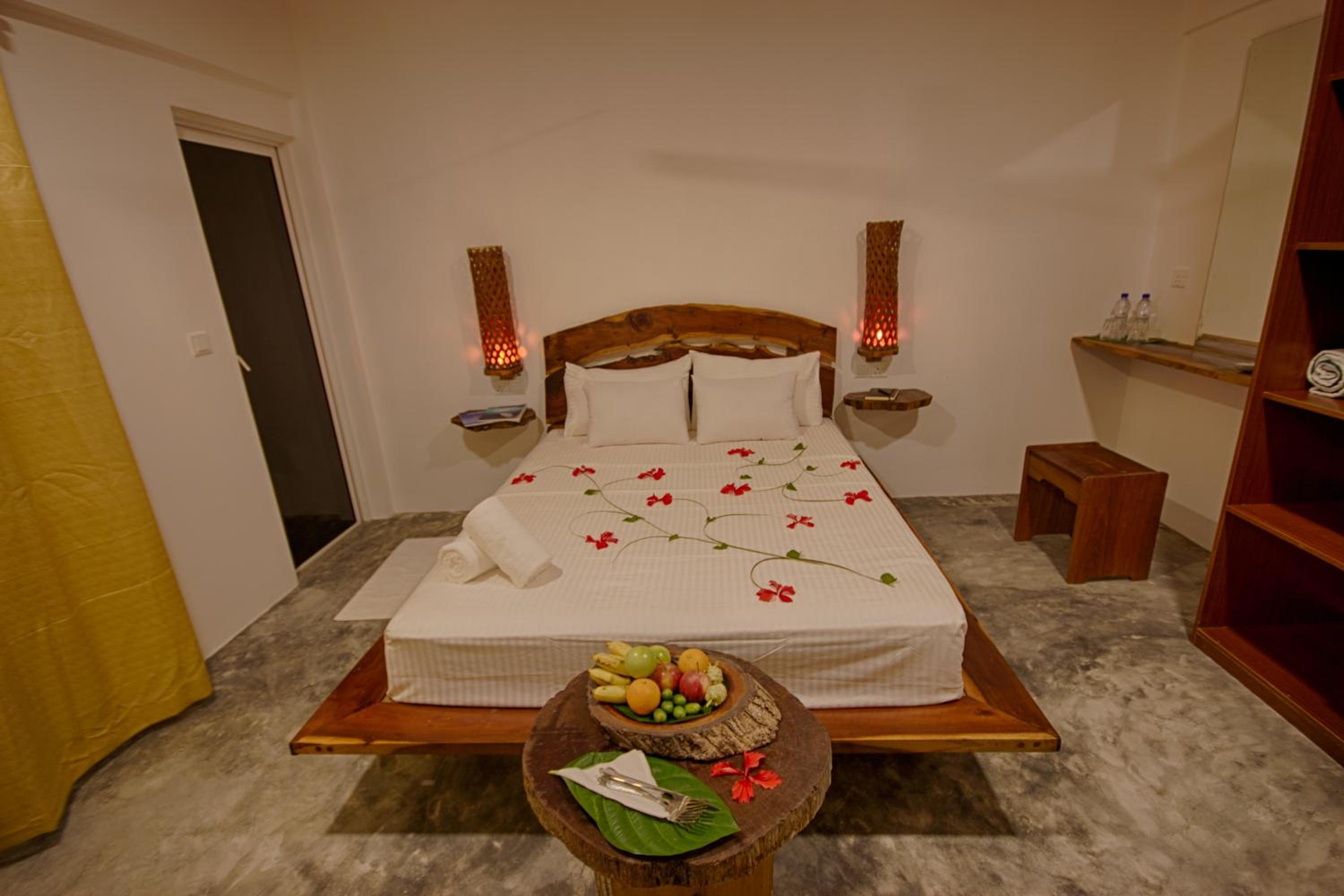 Deluxe Double Room with Balcony - Photo 10