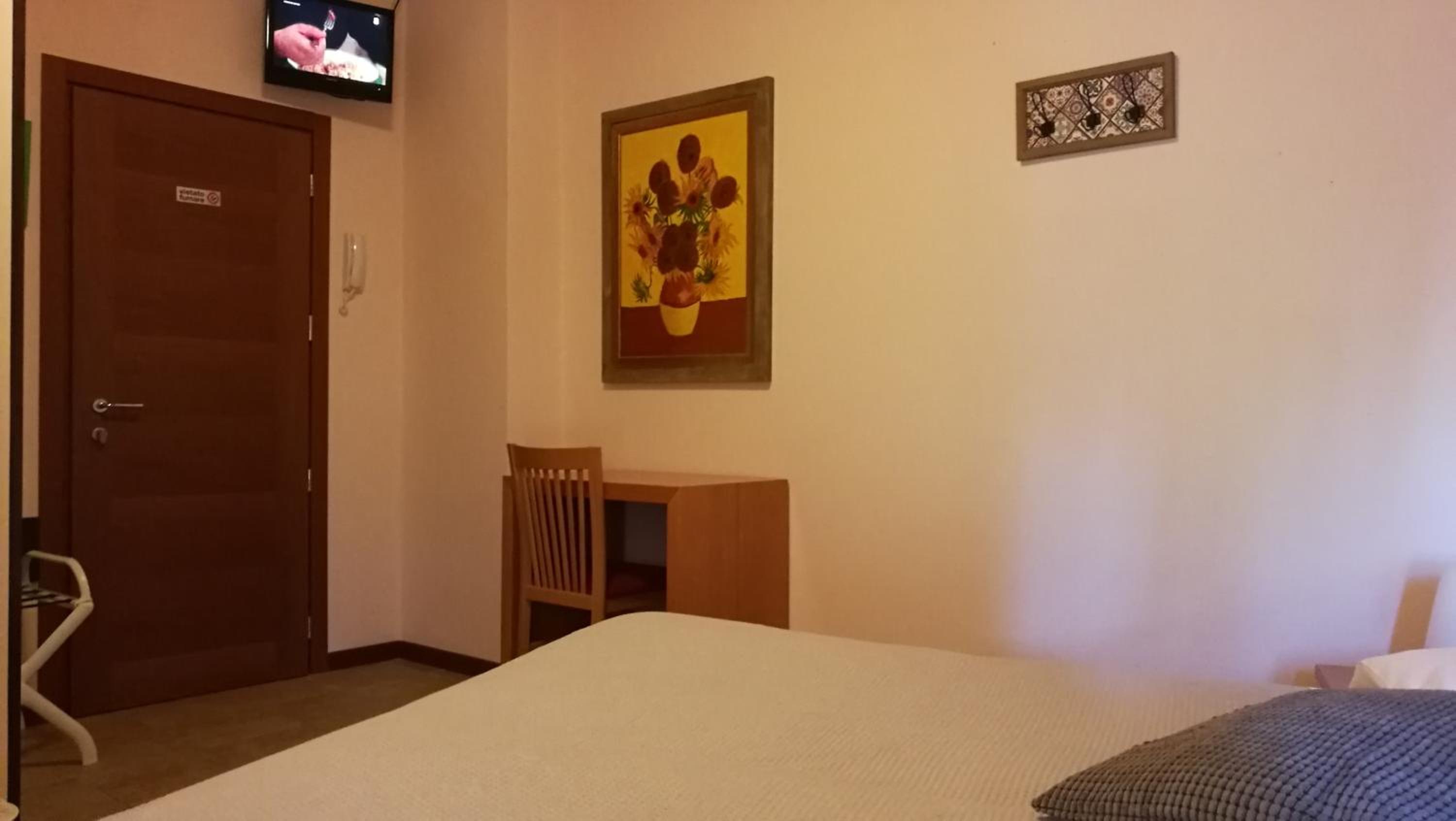 Economy Double Room photo 3