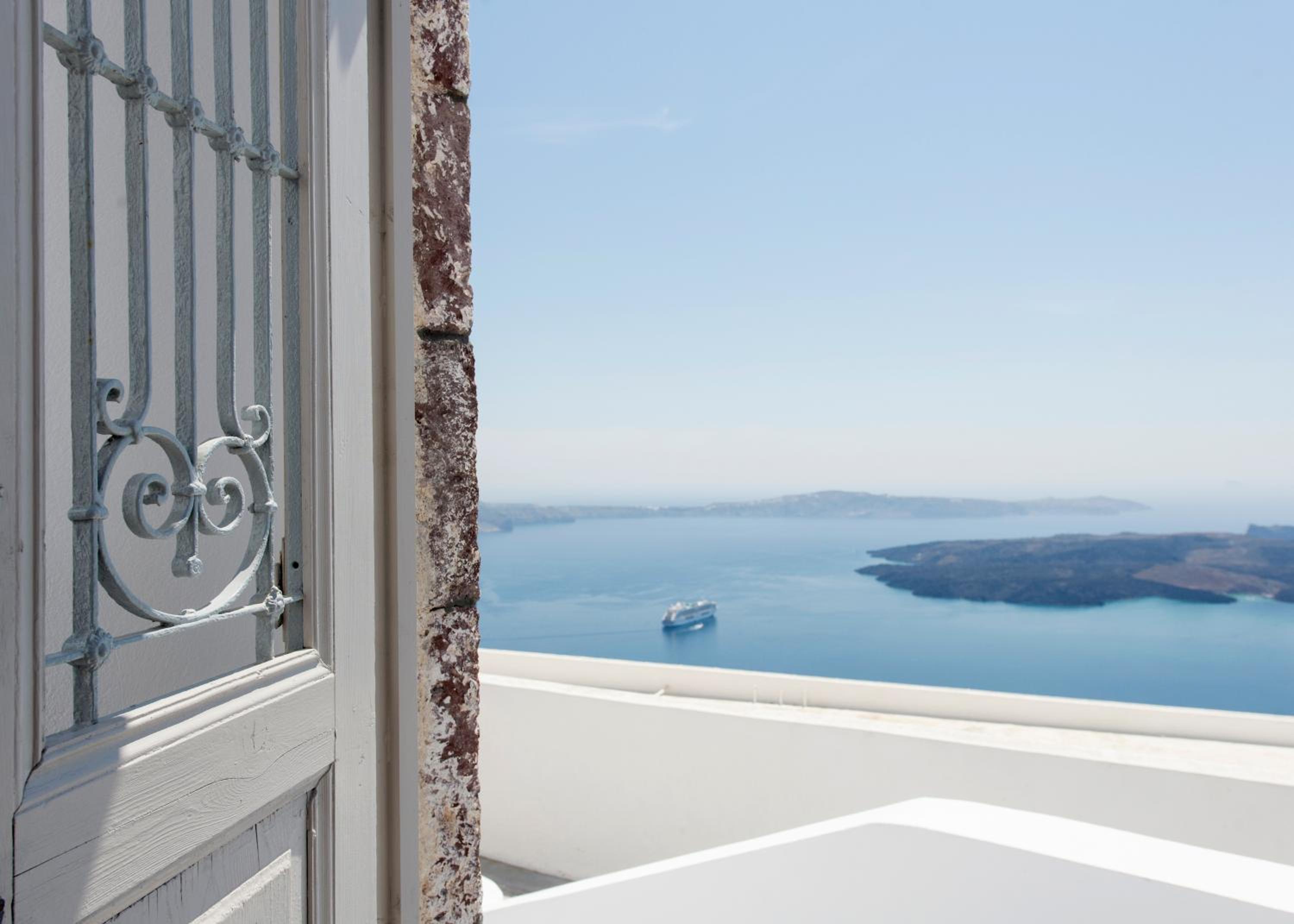 King Suite with Plunge Pool and Caldera View - Photo 5