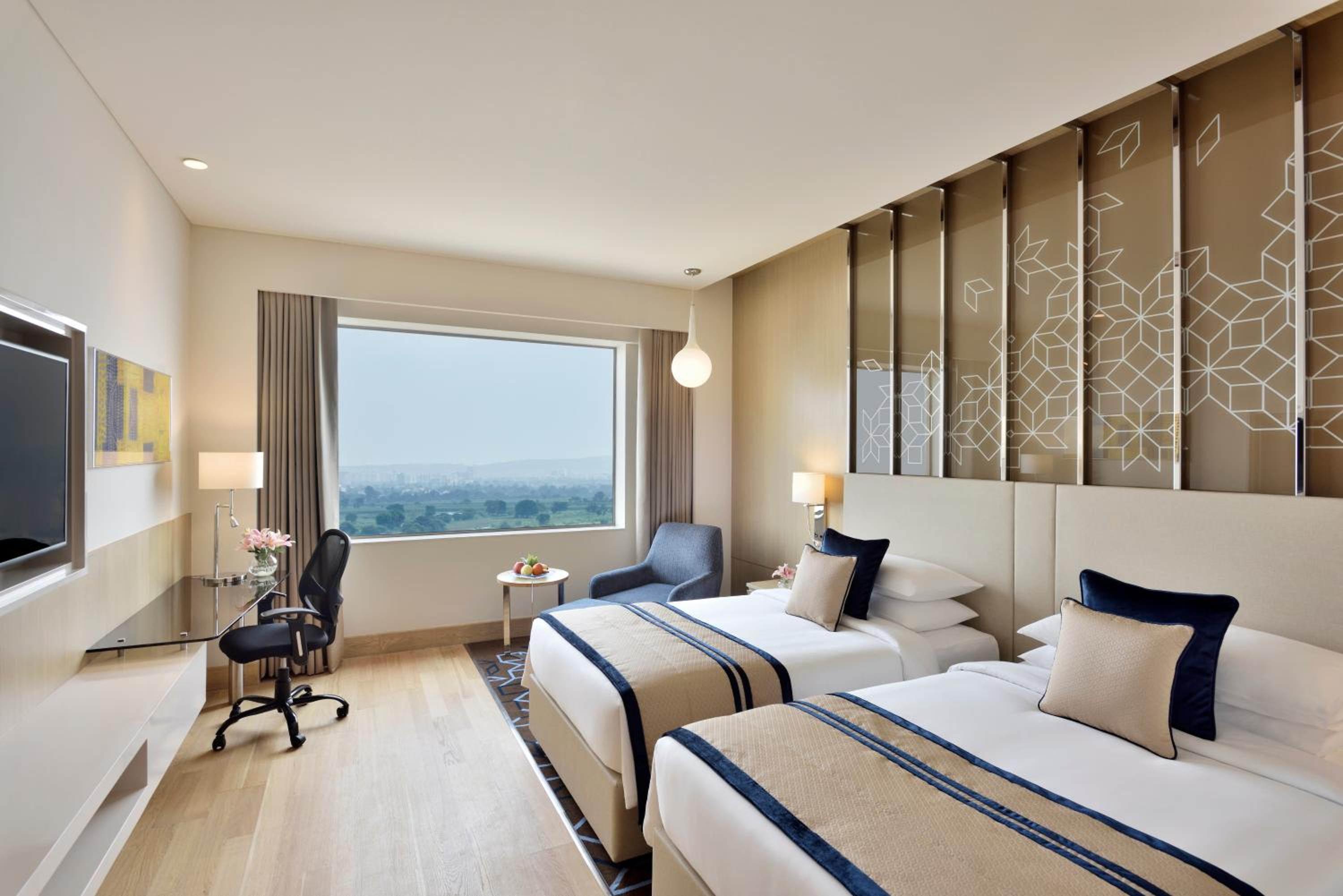 Deluxe Room with 15% Discount on Food & Beverages, 1+1 IMFL Happy Hours, 15% Discount on Spa, Early Check-in by 11 AM & Late check-out by 3 PM (Subject to availability) & 2 Pieces Laundry (Washing & Ironing) - Photo 2