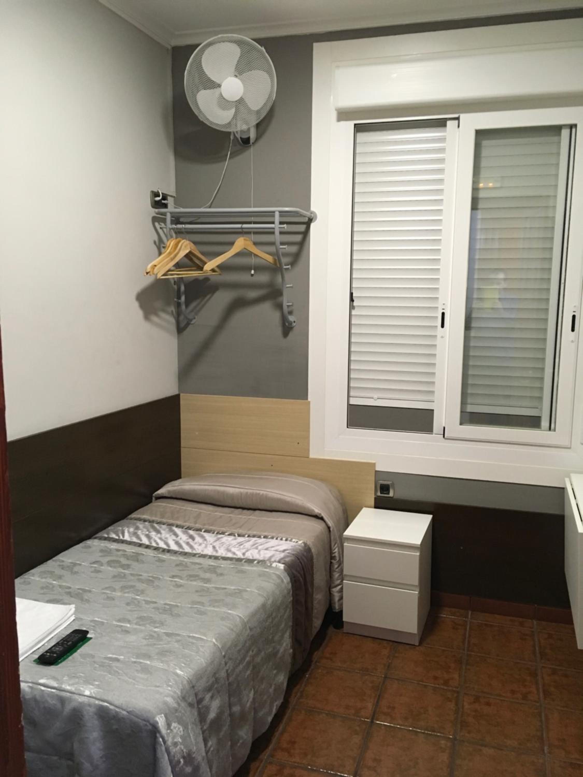 Single Room with Private Bathroom photo 2