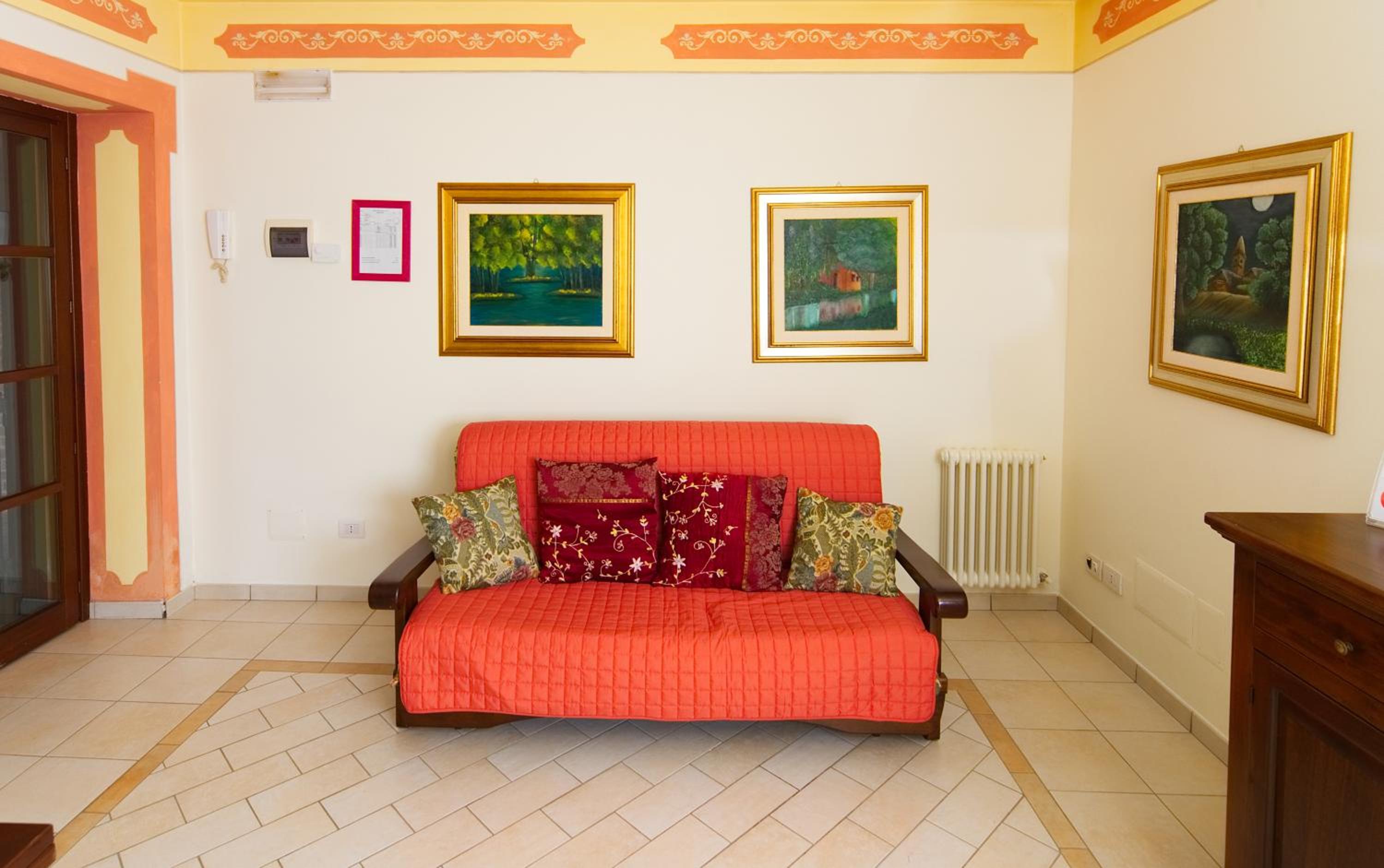One-Bedroom Apartment photo 1