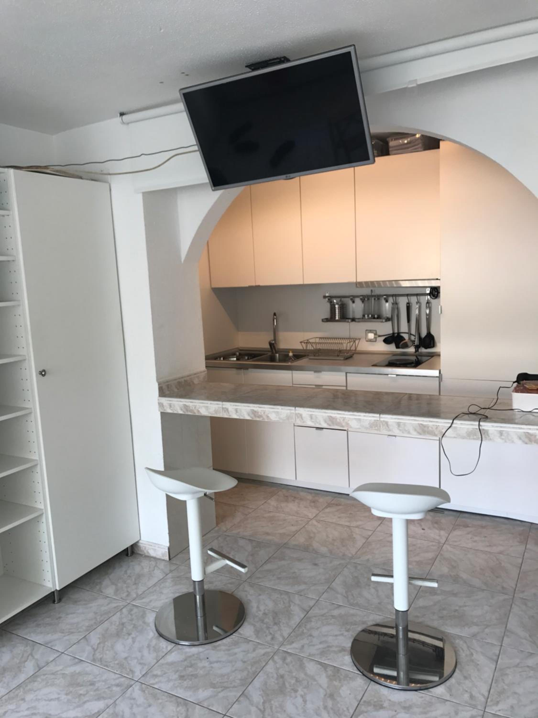 One-Bedroom Apartment - Photo 2