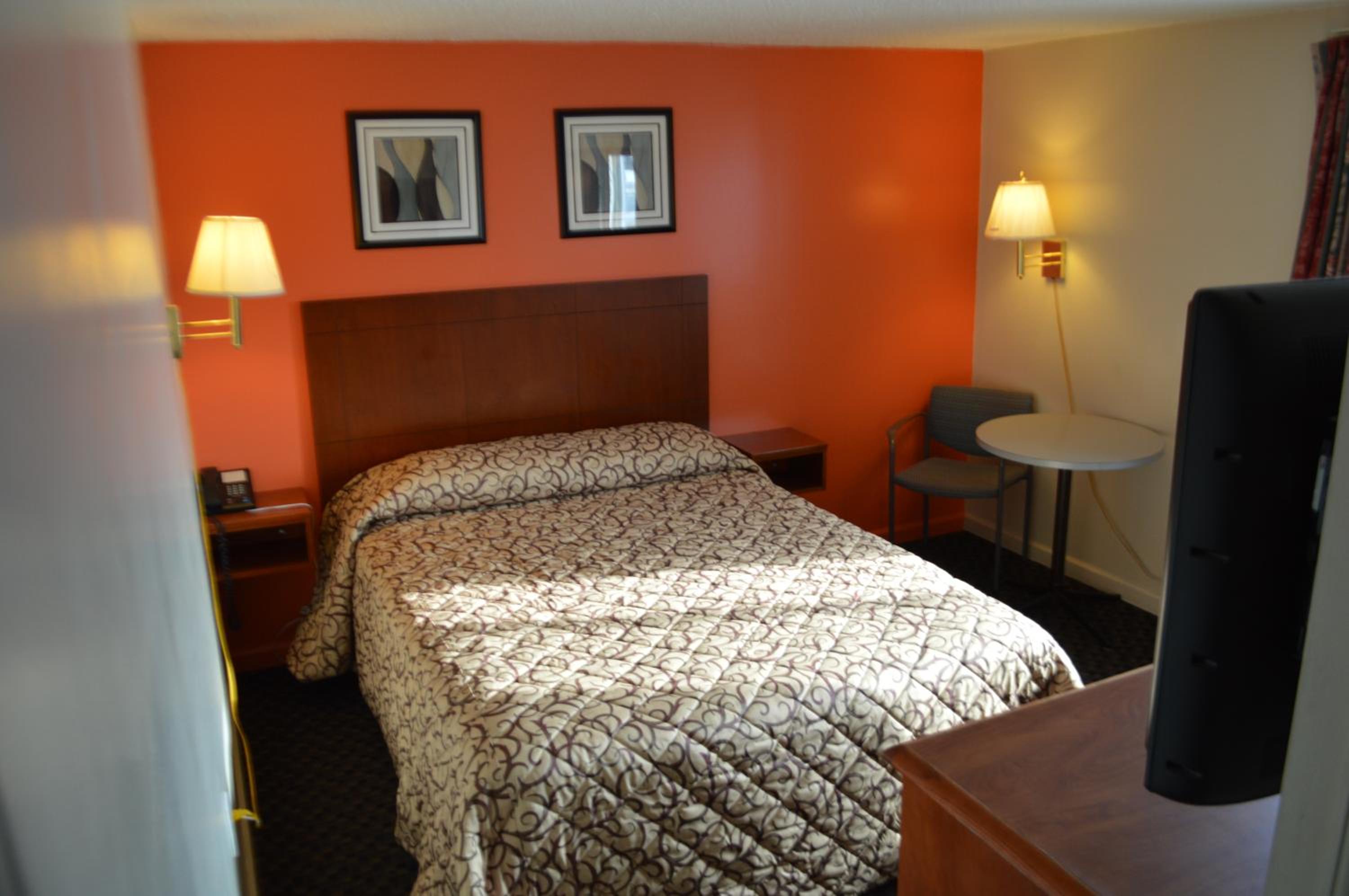 Queen Room - Non-Smoking photo 1