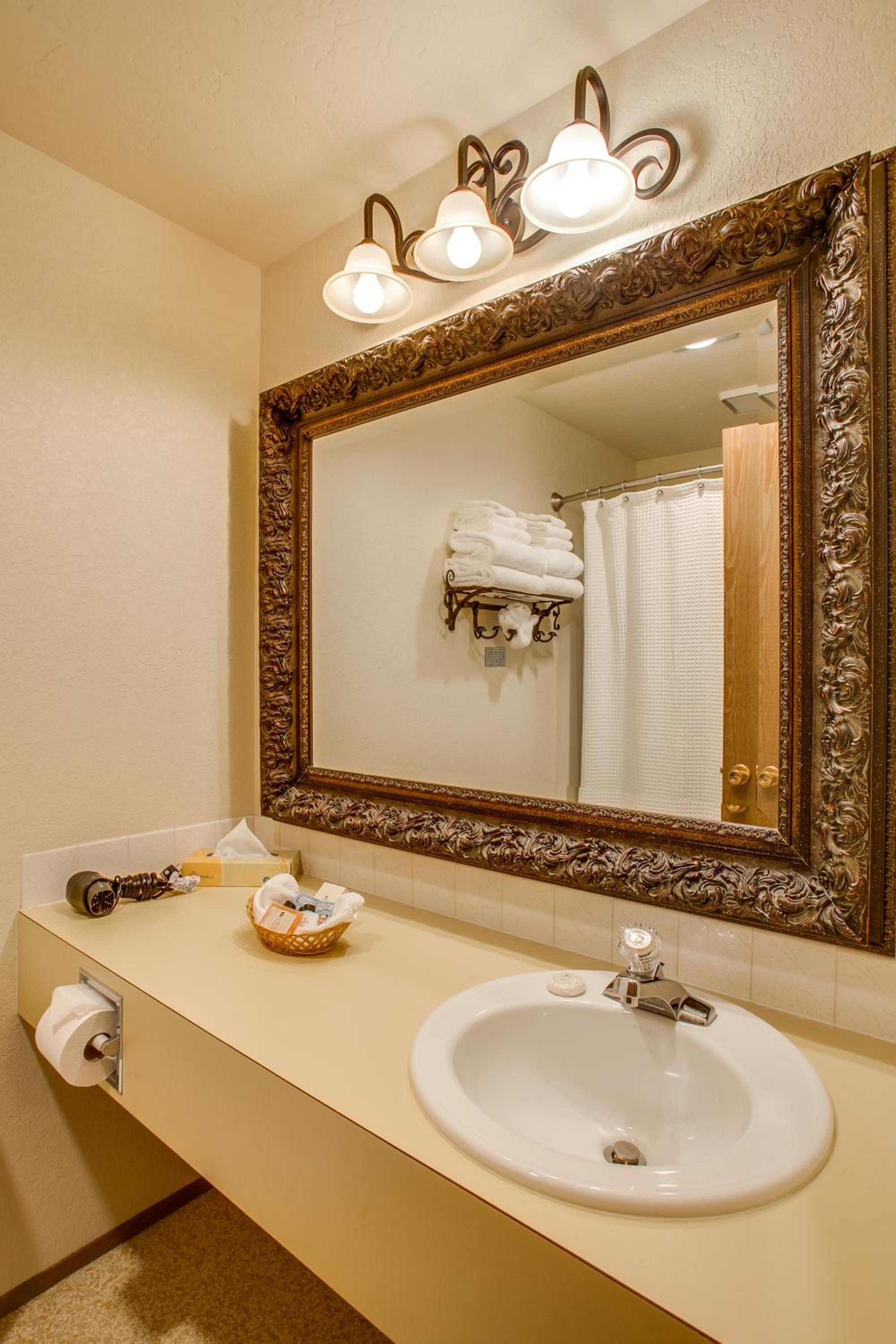 Queen Room with Two Queen Beds with Balcony and River View photo 2