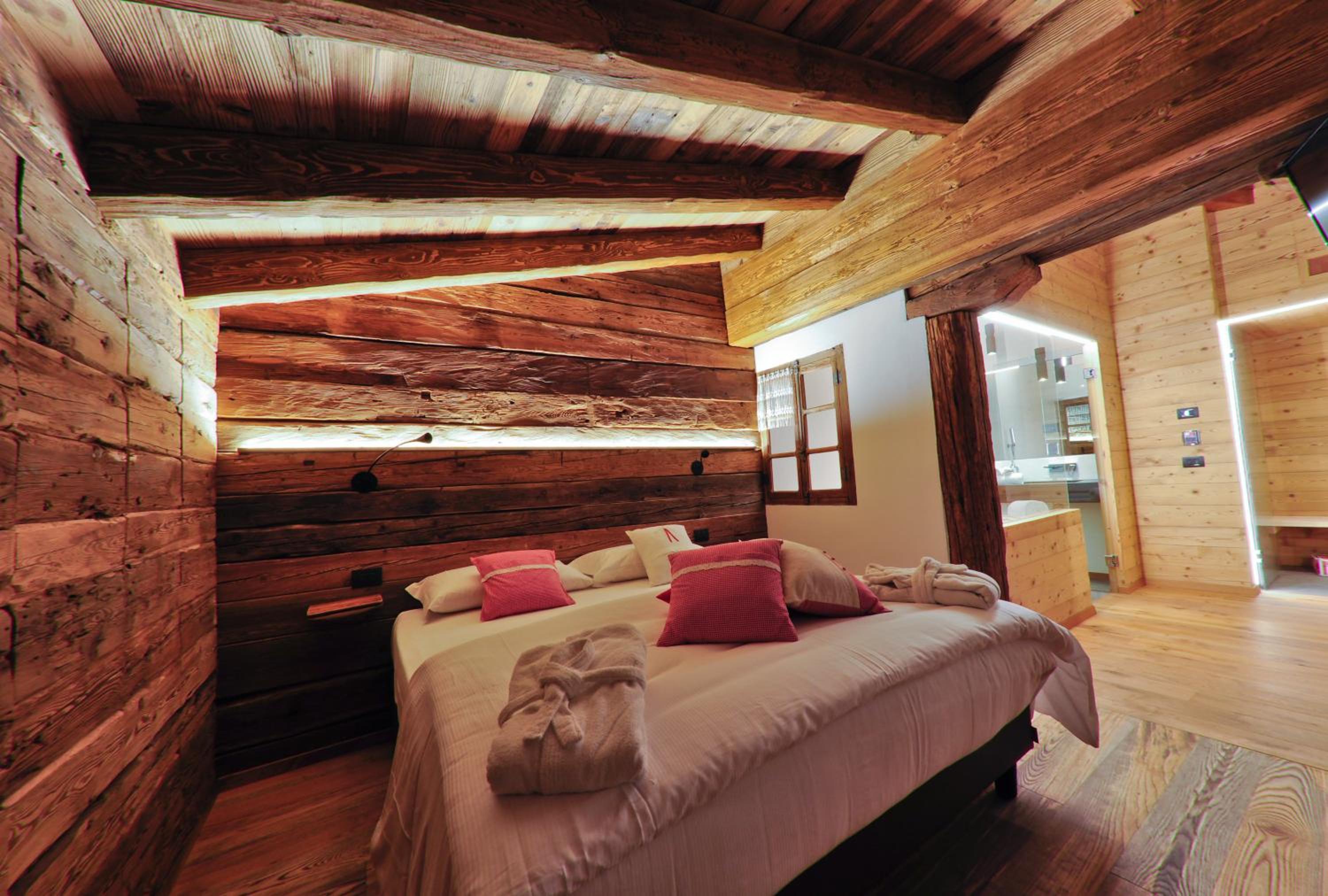 Suite with Hot Tub and Sauna photo 1