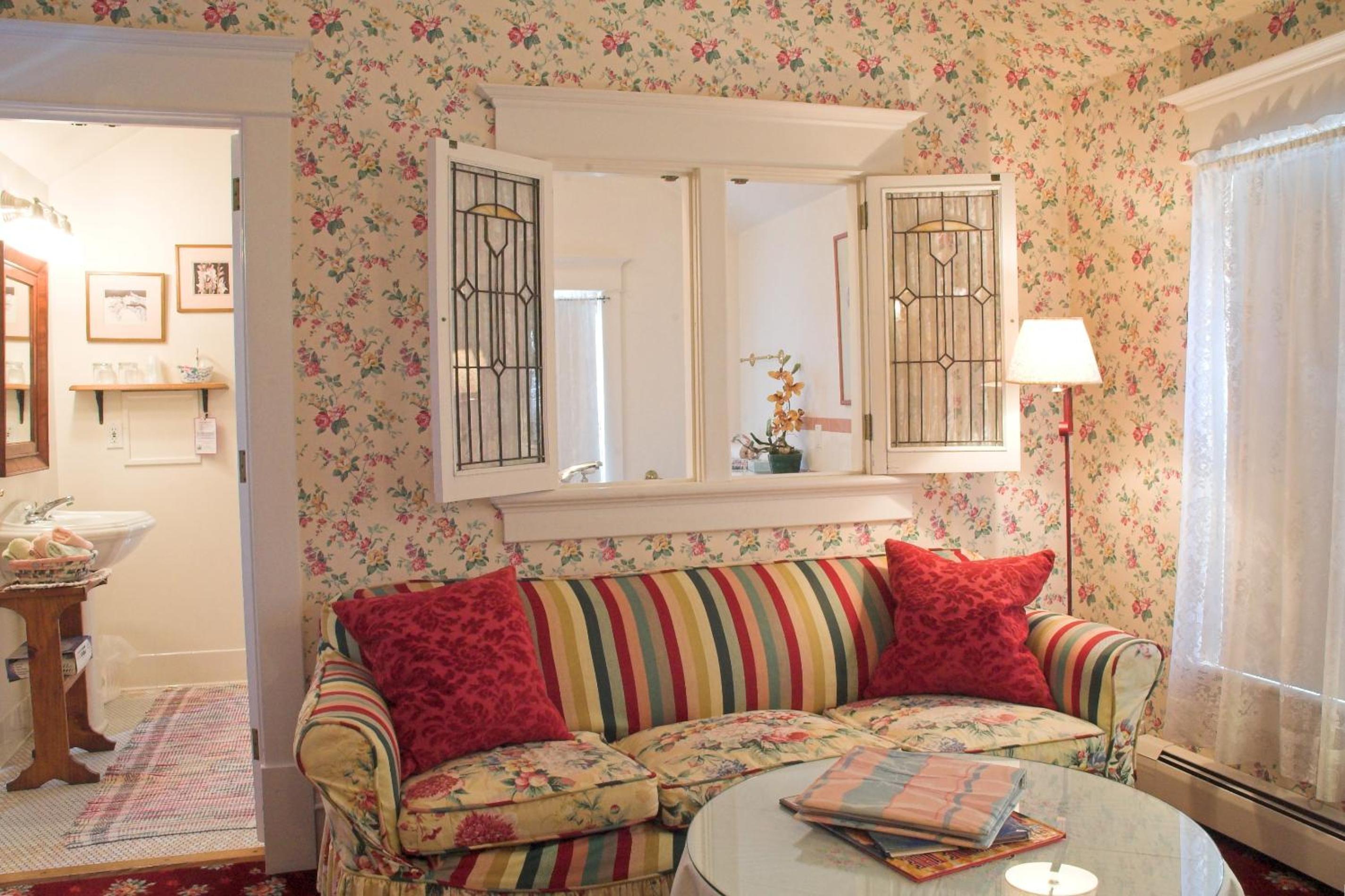 Deluxe Queen Suite