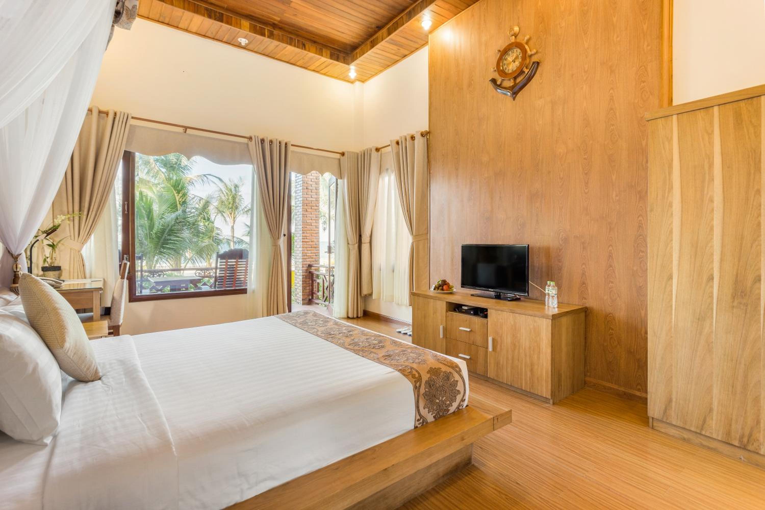 Deluxe King Room - Beach Front photo 3