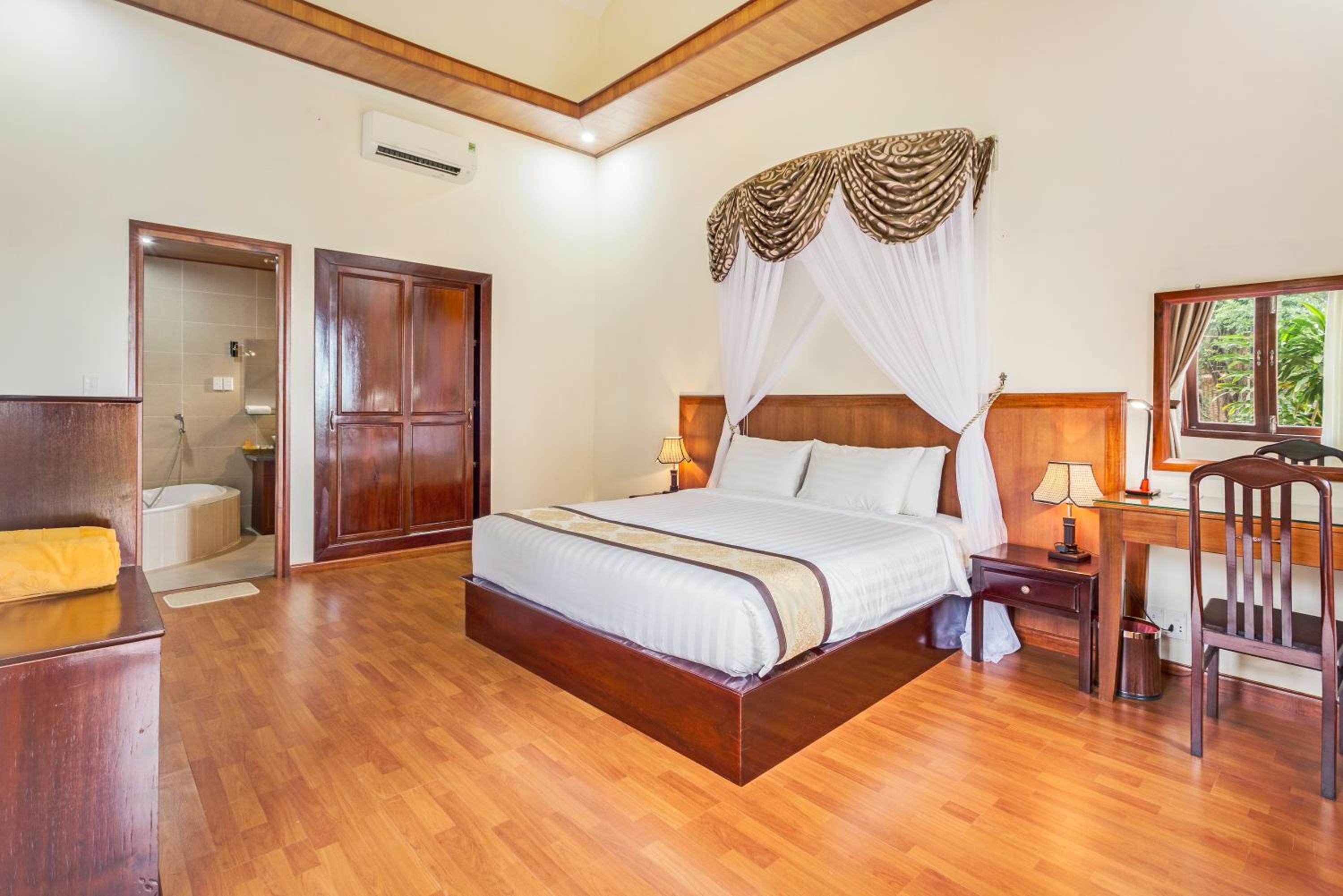 Deluxe Plus King Room photo 3