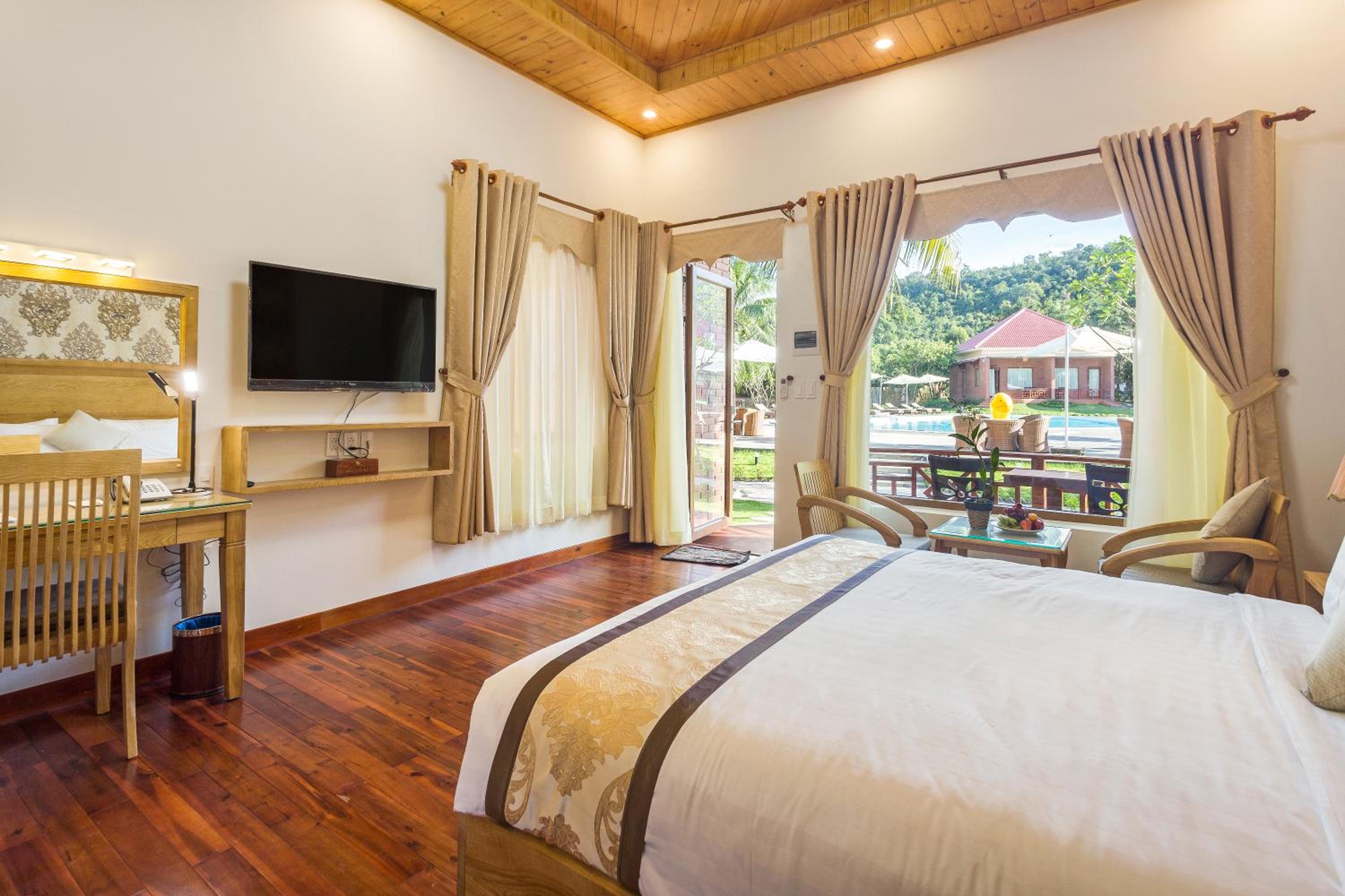 Deluxe Bungalow with Pool View photo 3