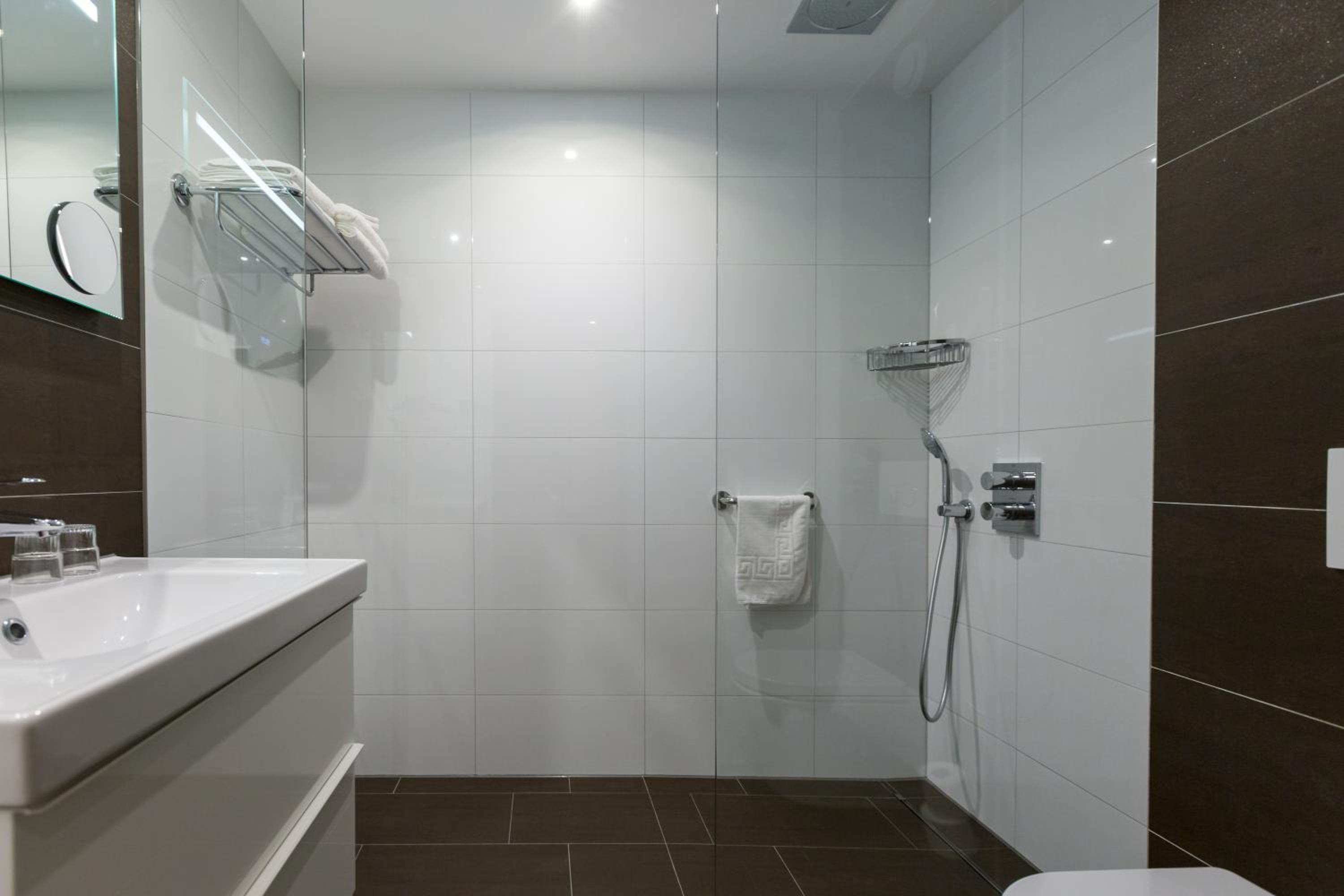 Comfort Double Room with Rain Shower - Photo 3