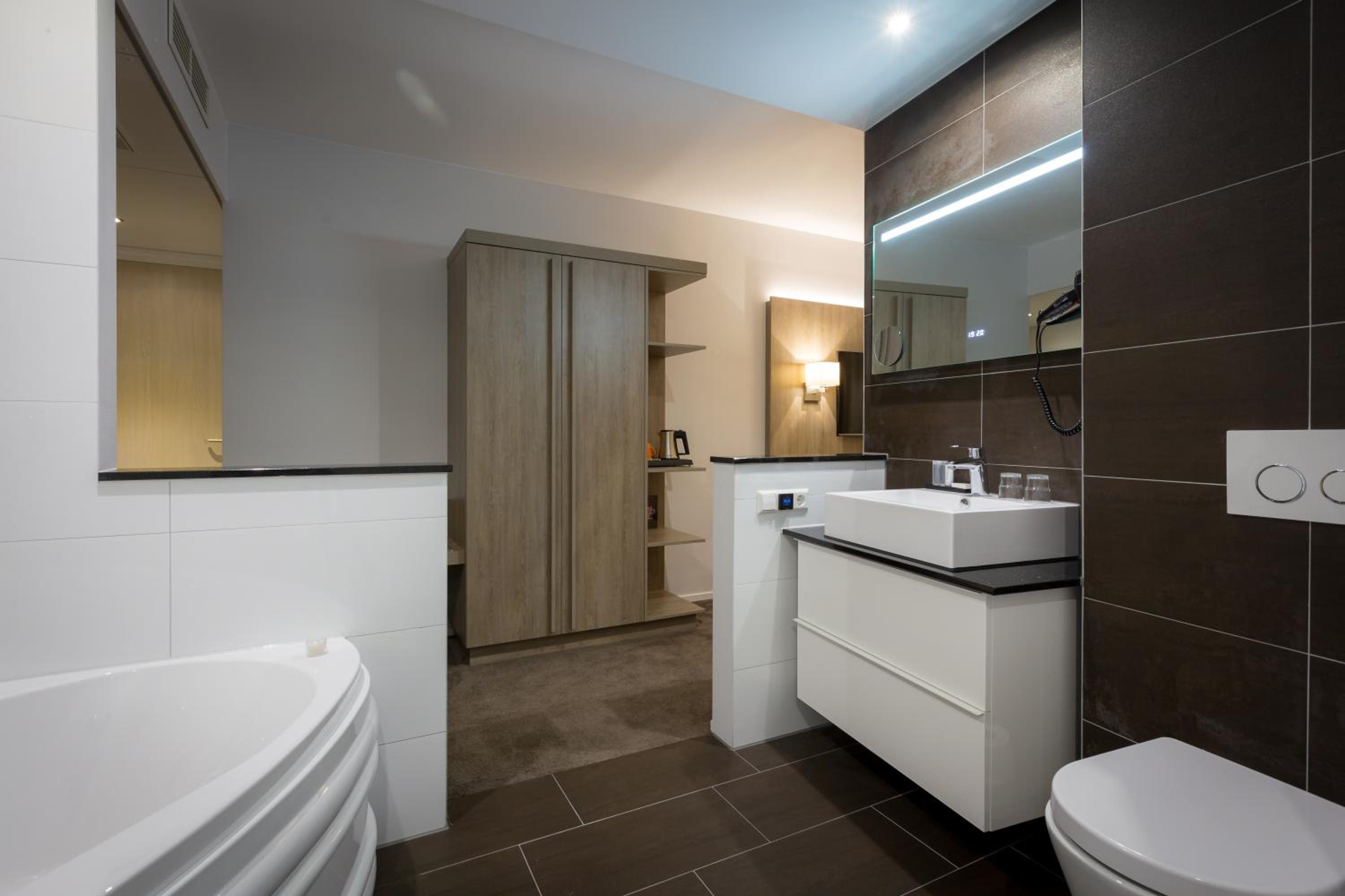 Comfort Double Room with Spa Bath and Rain shower - Photo 4