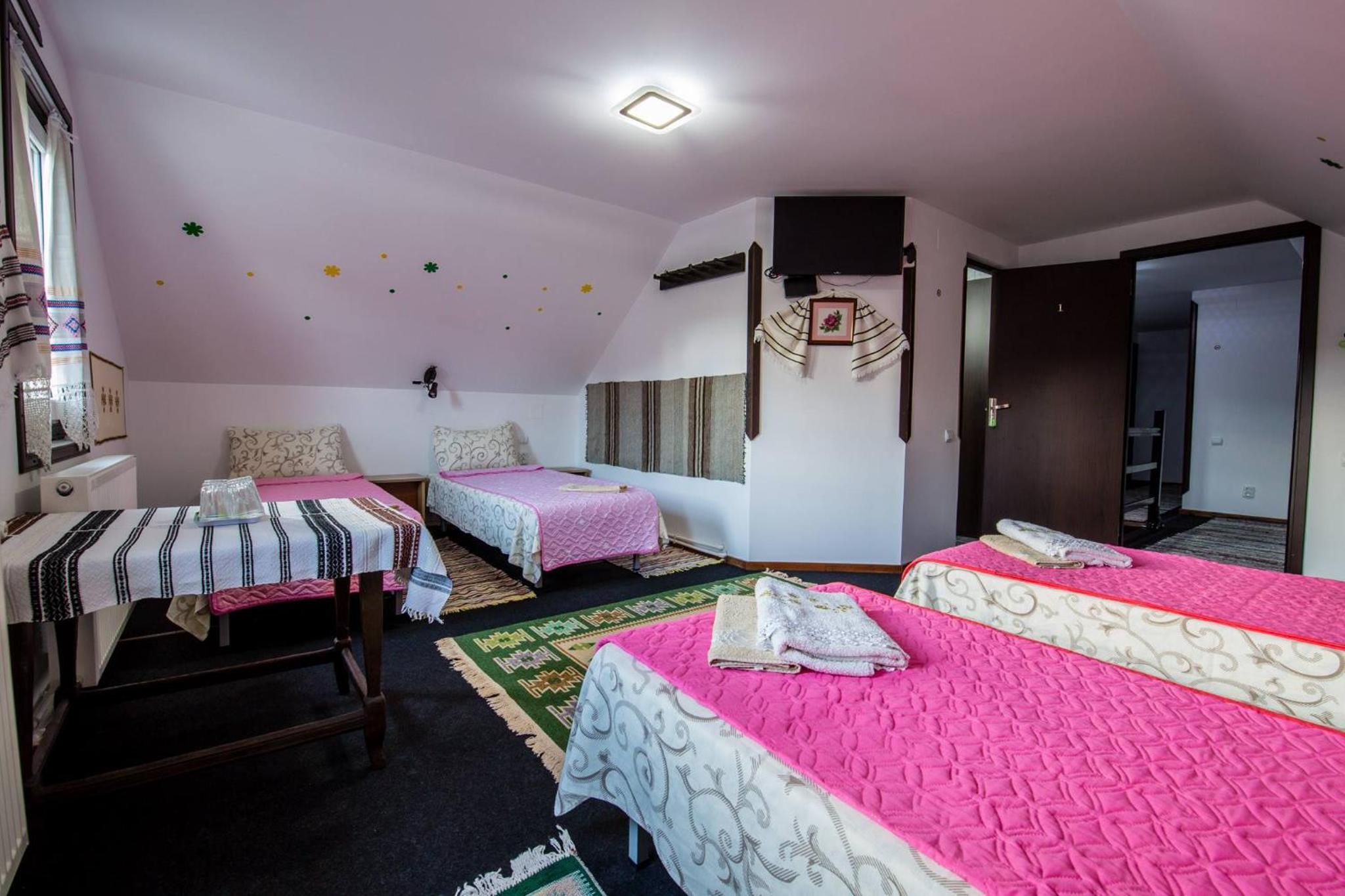 Quadruple Room with Private Bathroom photo 2