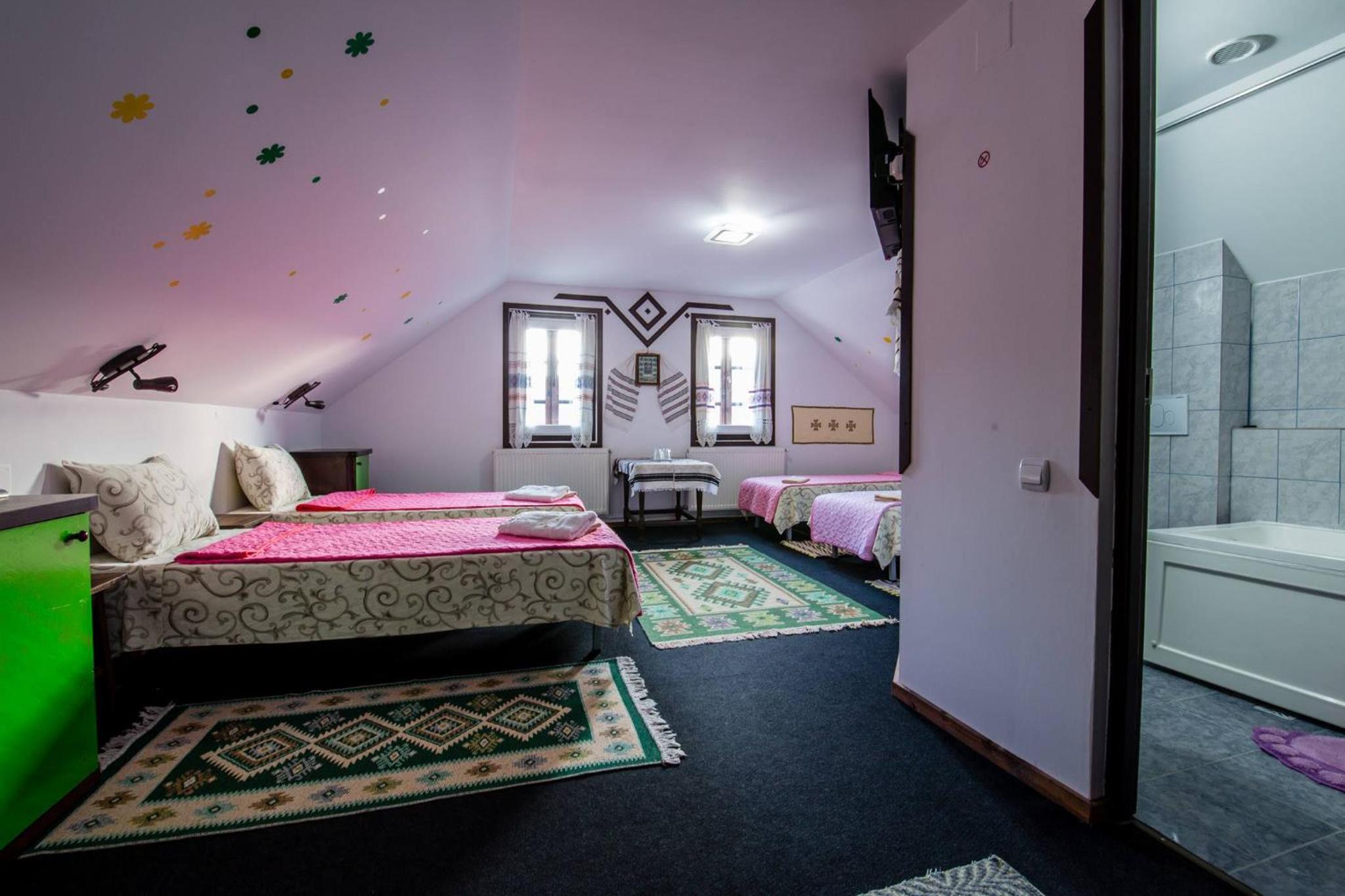 Quadruple Room with Private Bathroom photo 3