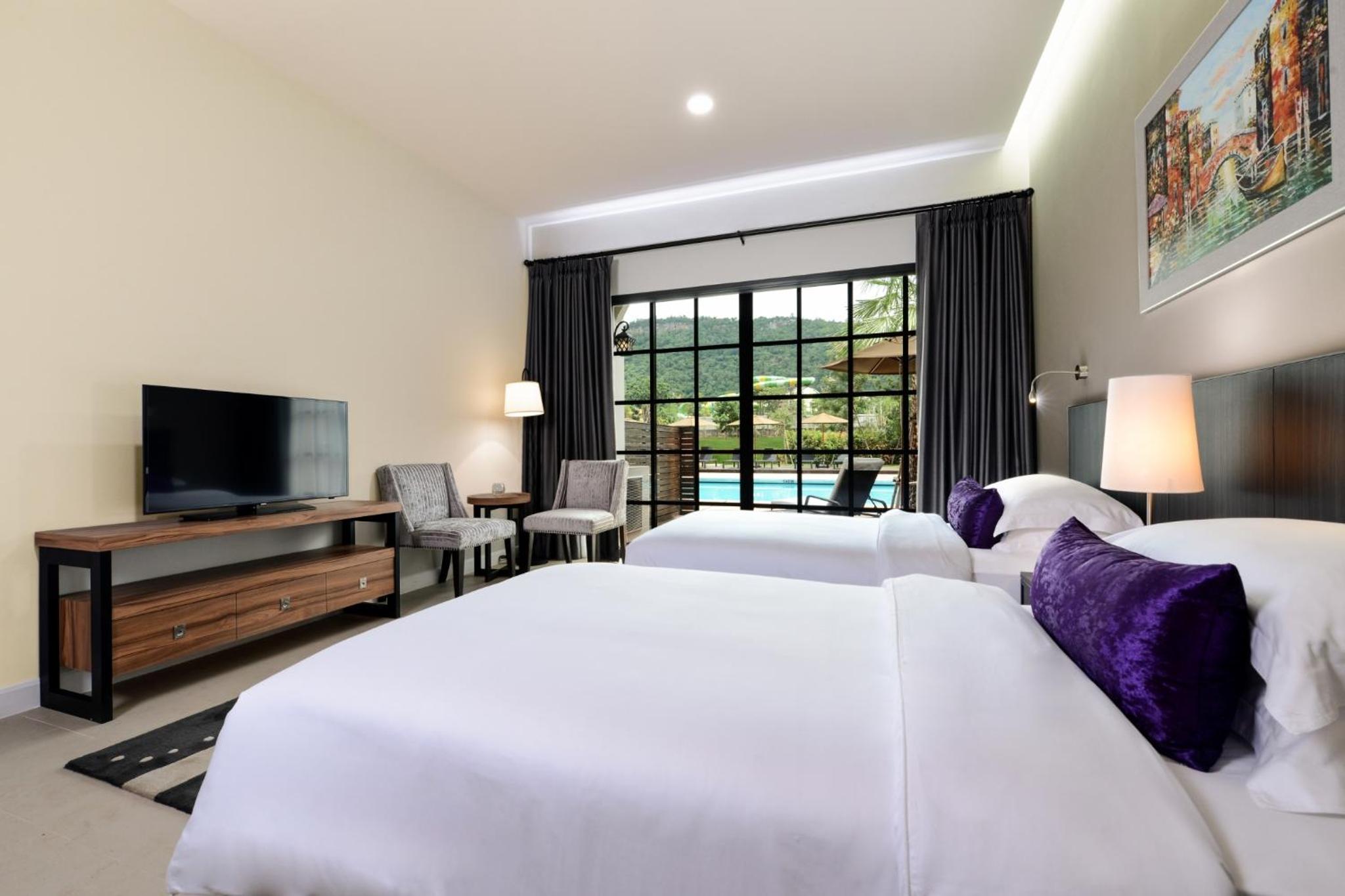 Twin Room with Pool View photo 2