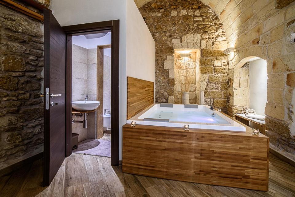 King Suite with Spa Bath photo 2