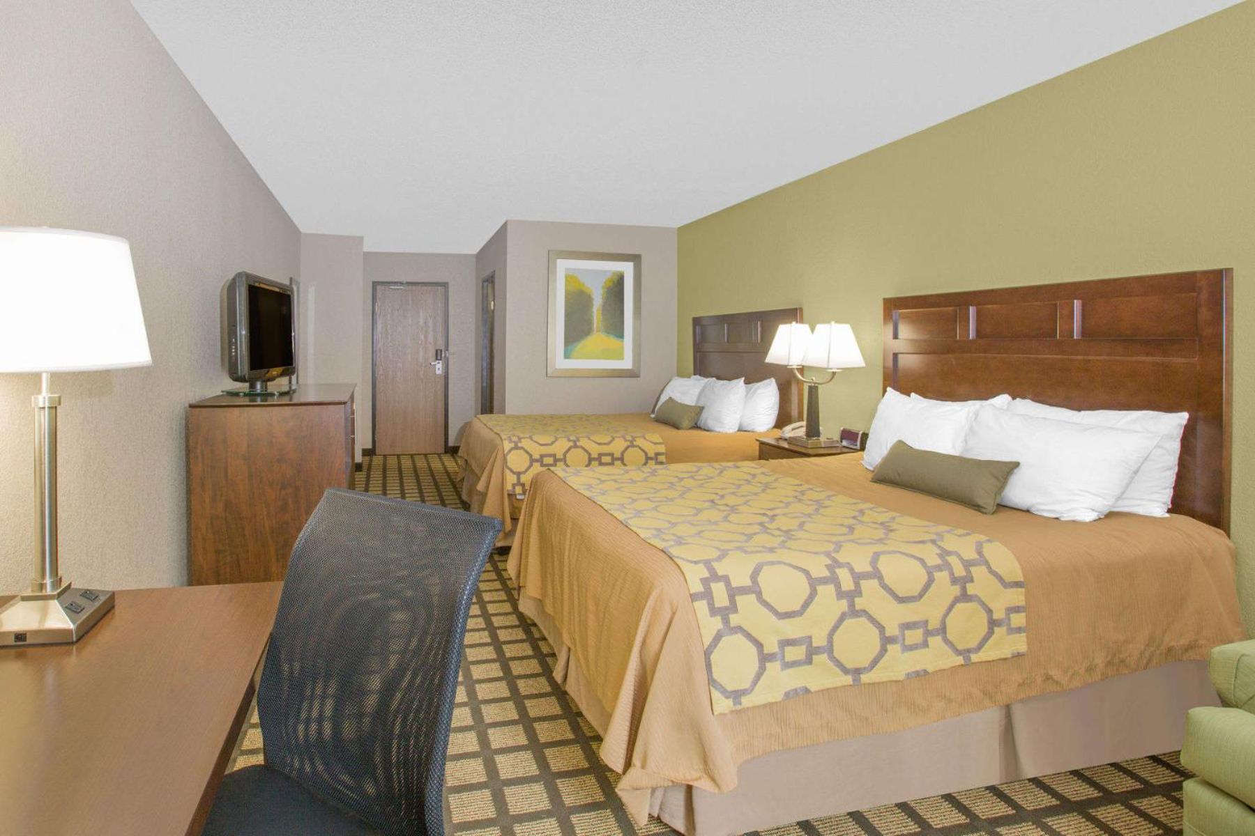 Queen Room with Two Queen Beds - Non-Smoking - Photo 2