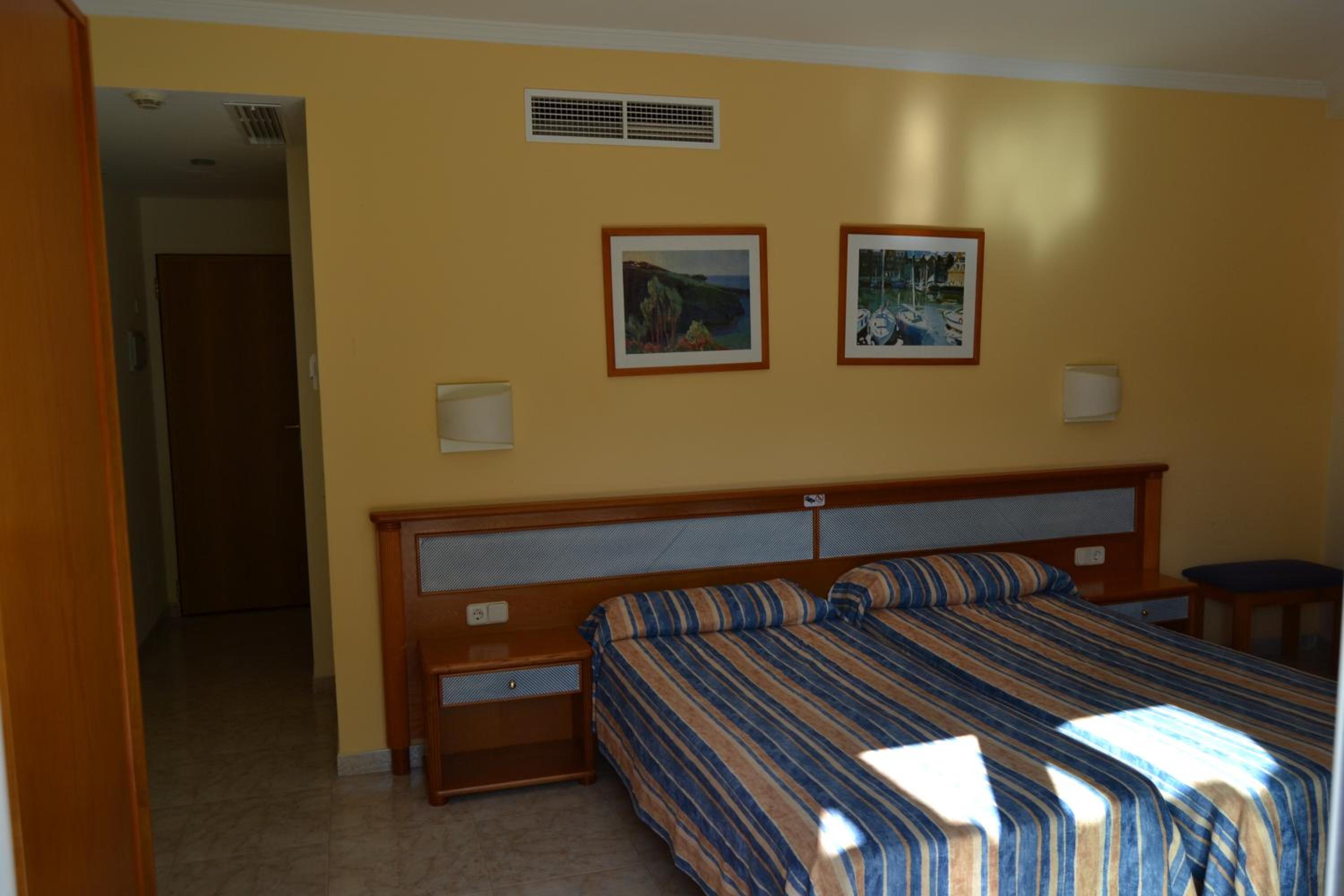 Double or Twin Room with Balcony - Photo 6