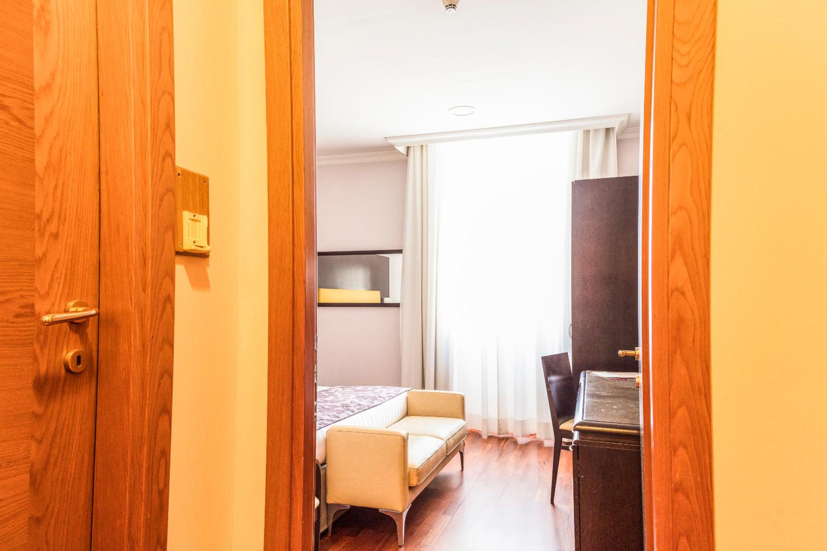 Double Room With View thumbnail 6