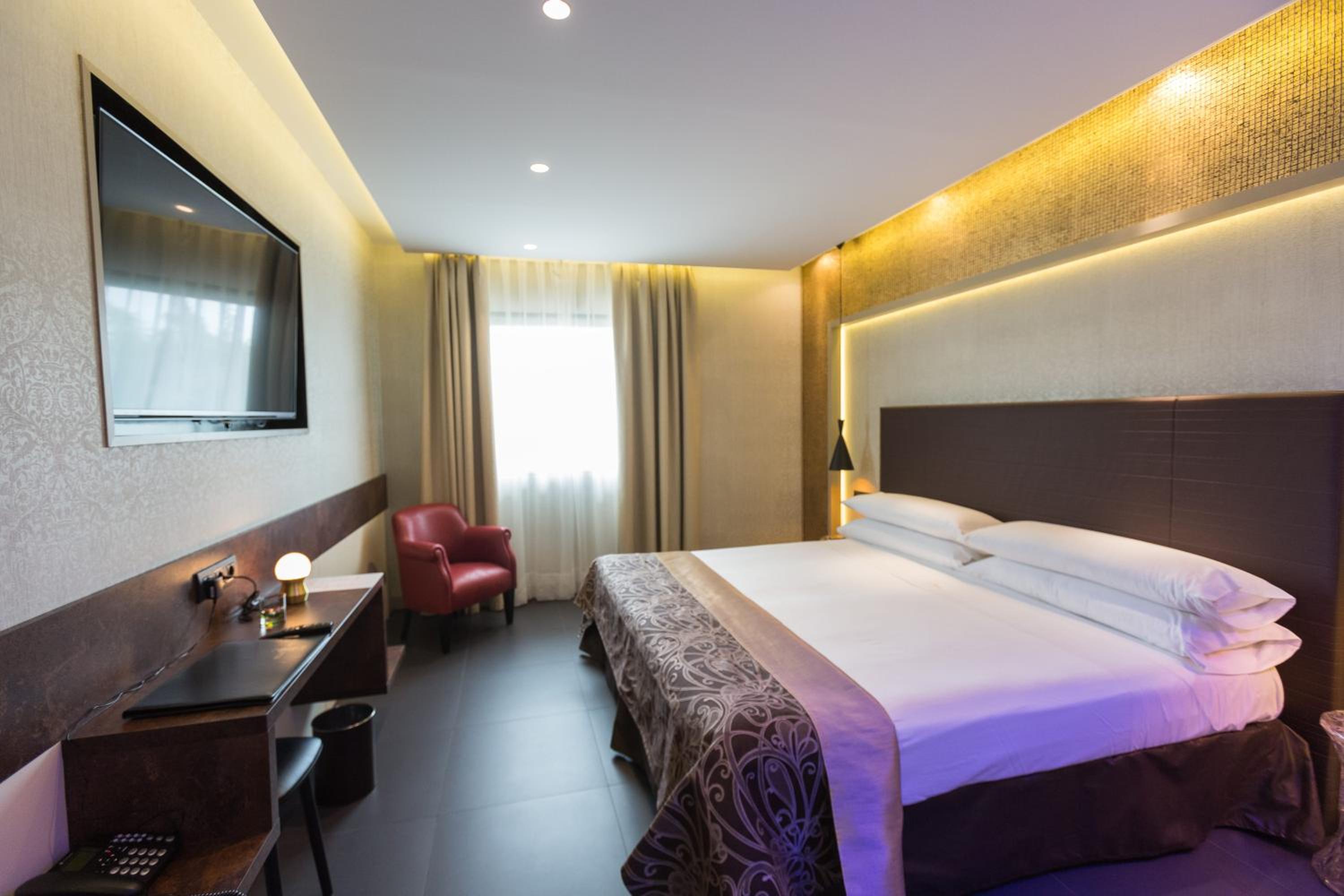 Superior Room with Bathtub - Photo 1
