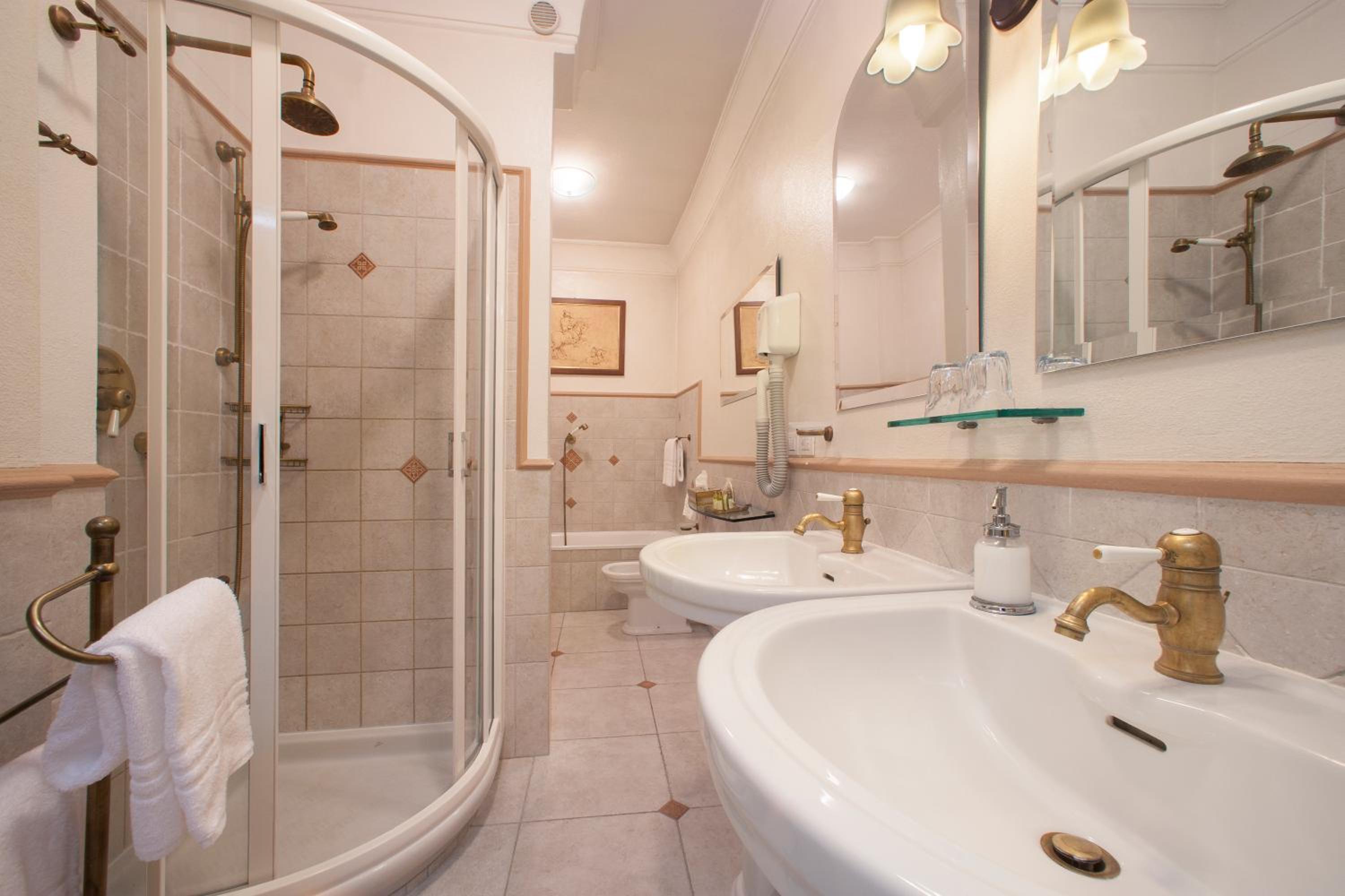 Suite - Photo 13