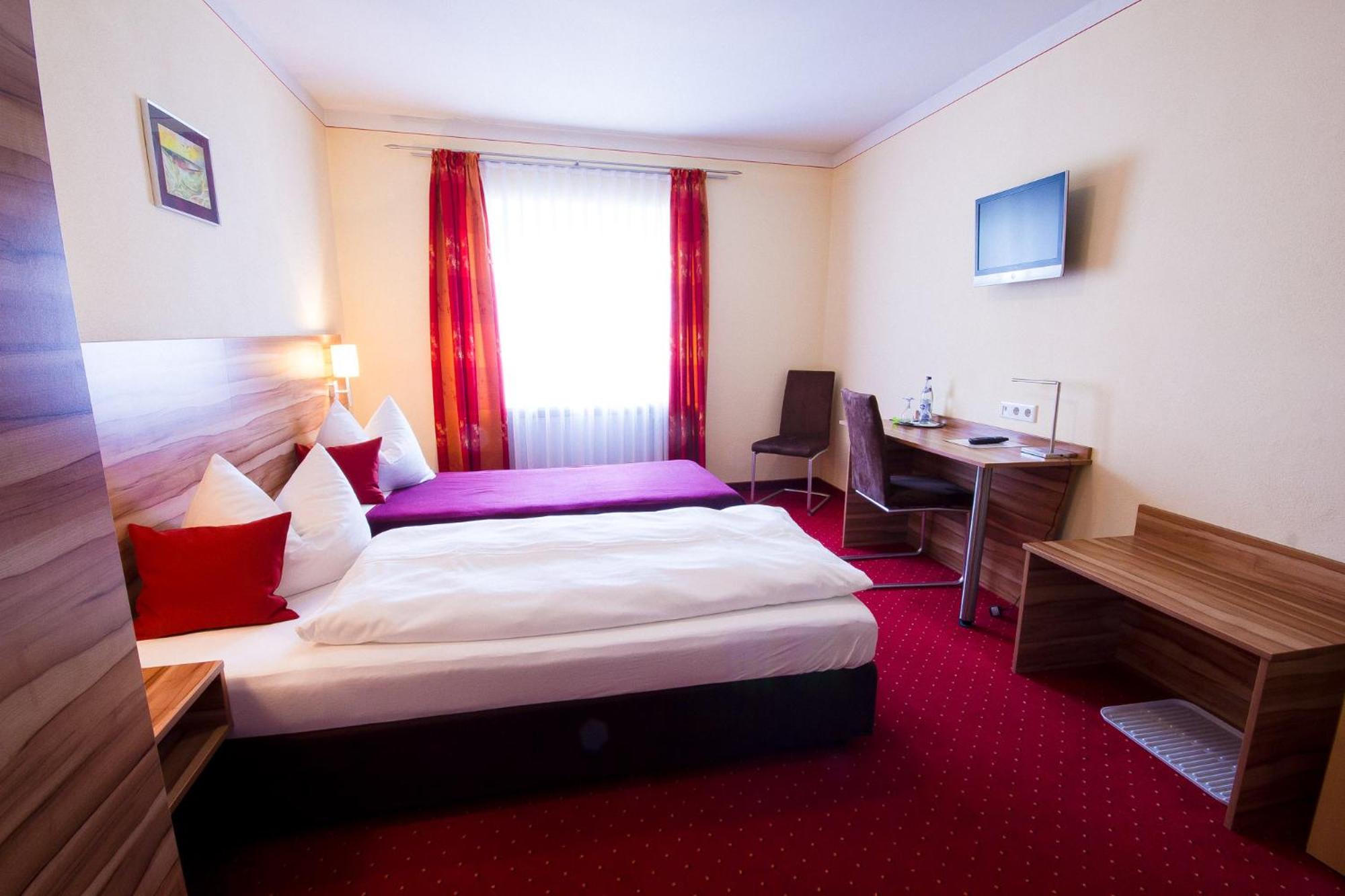Deluxe Double Room with Shower - Photo 11