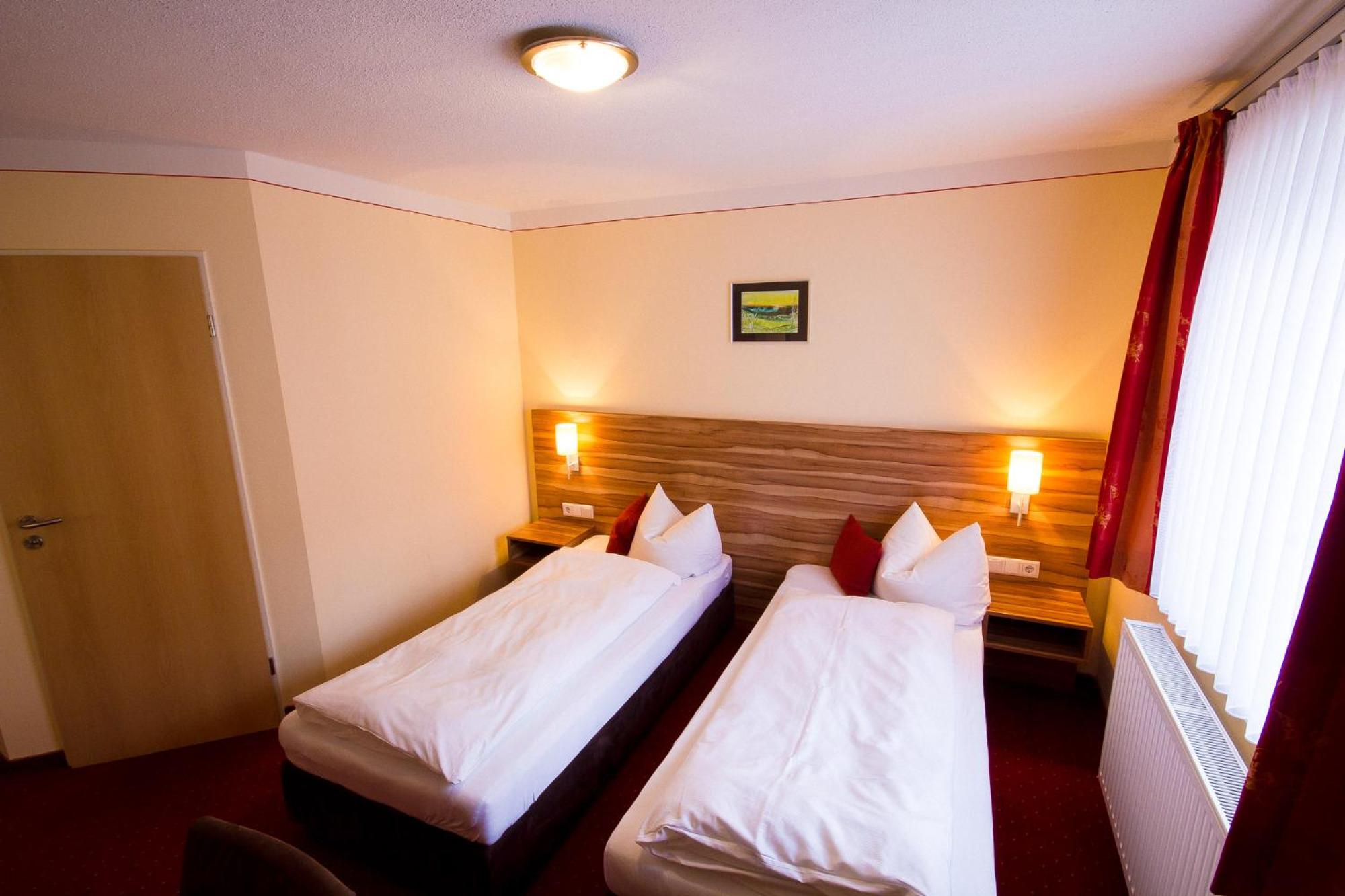 Deluxe Double Room with Shower - Photo 10