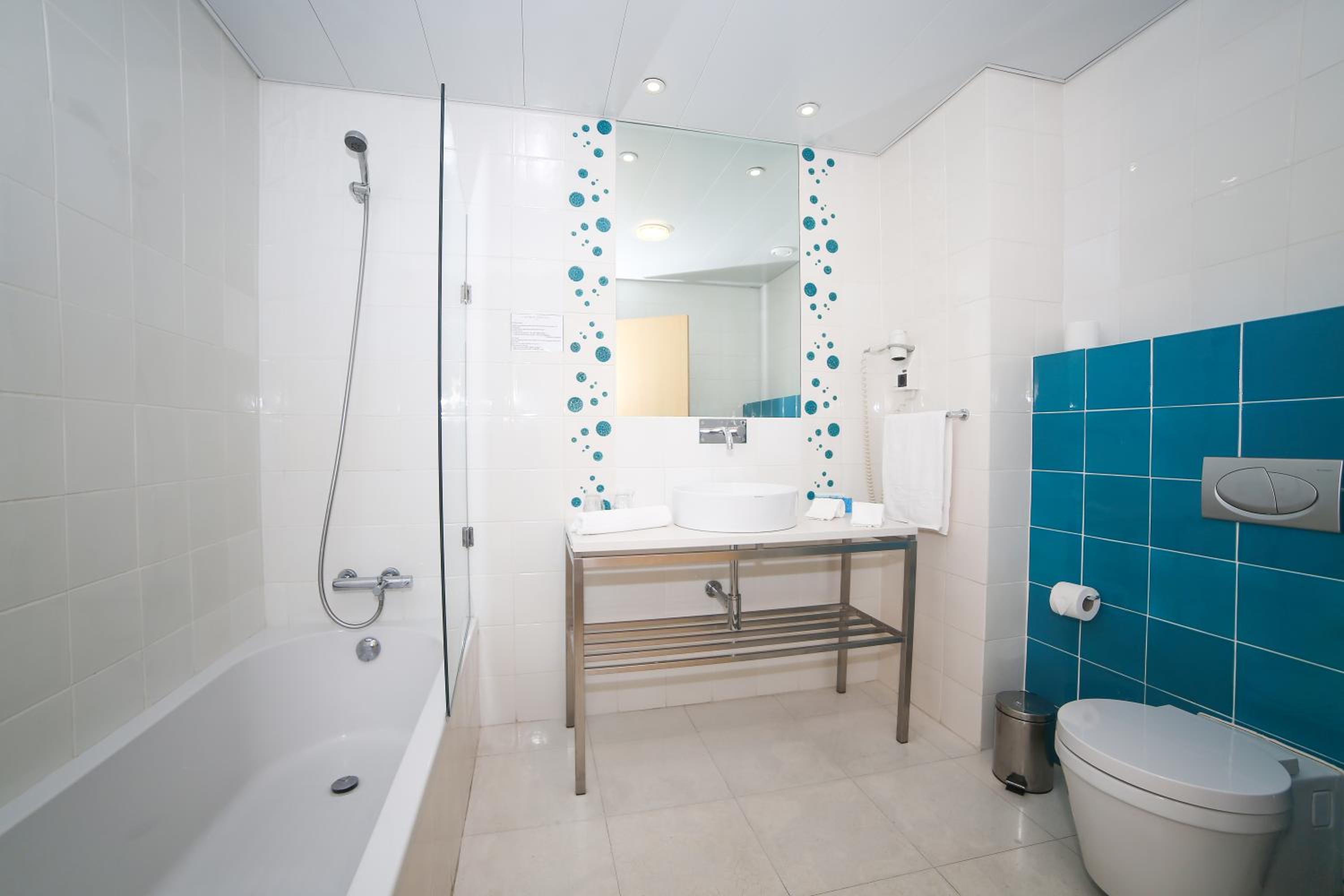 Double or Twin Room with Side Sea View - Photo 3