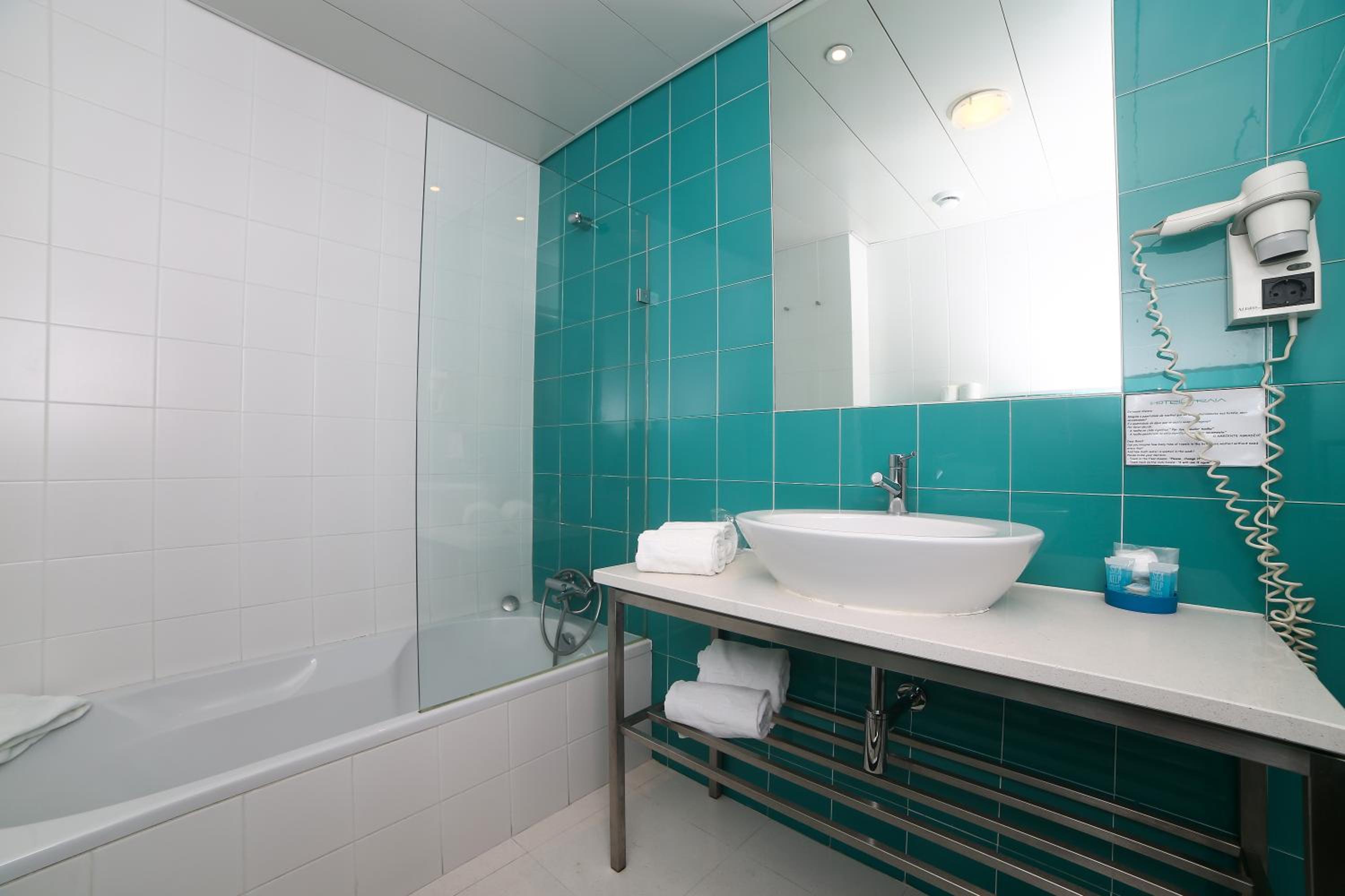 Double or Twin Room with Side Sea View - Photo 4