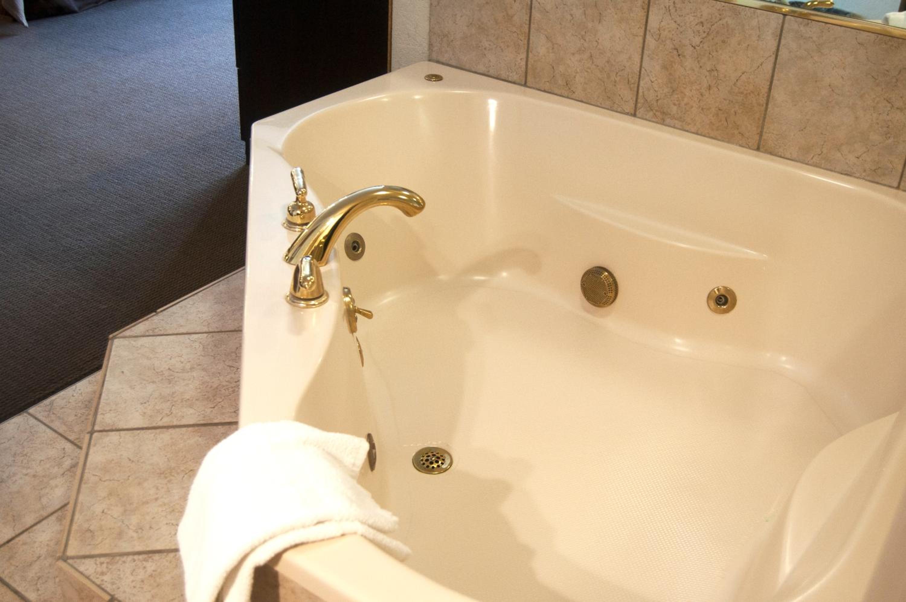 King Suite with Spa Bath - Photo 6