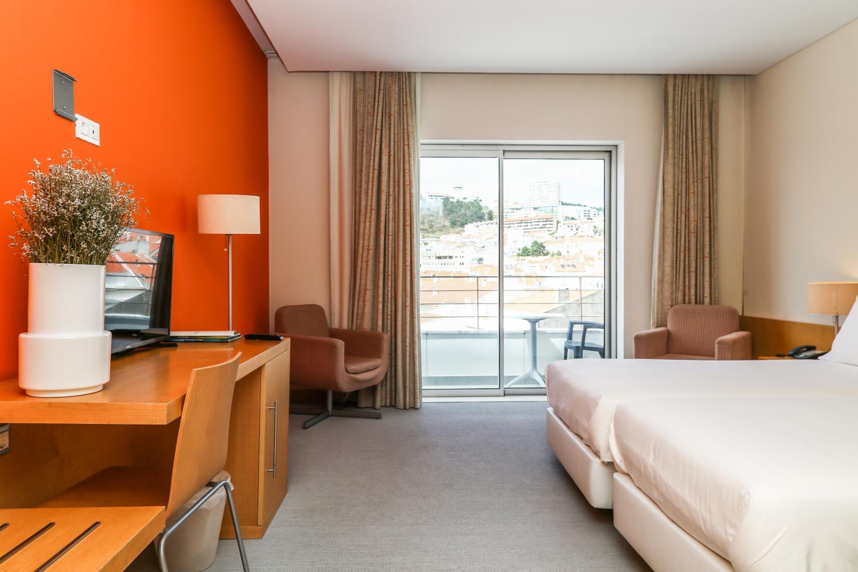 Double or Twin Room with Side Sea View - Photo 2