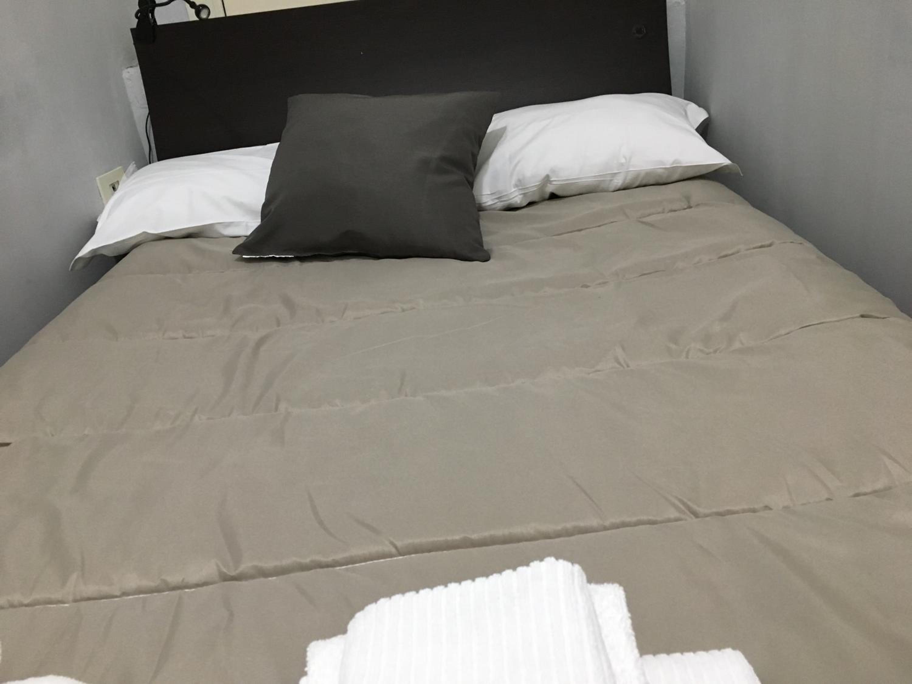 Double Room with Private External Bathroom - Photo 2